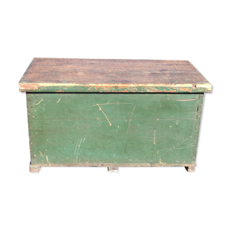 Old wooden chest/painted décor