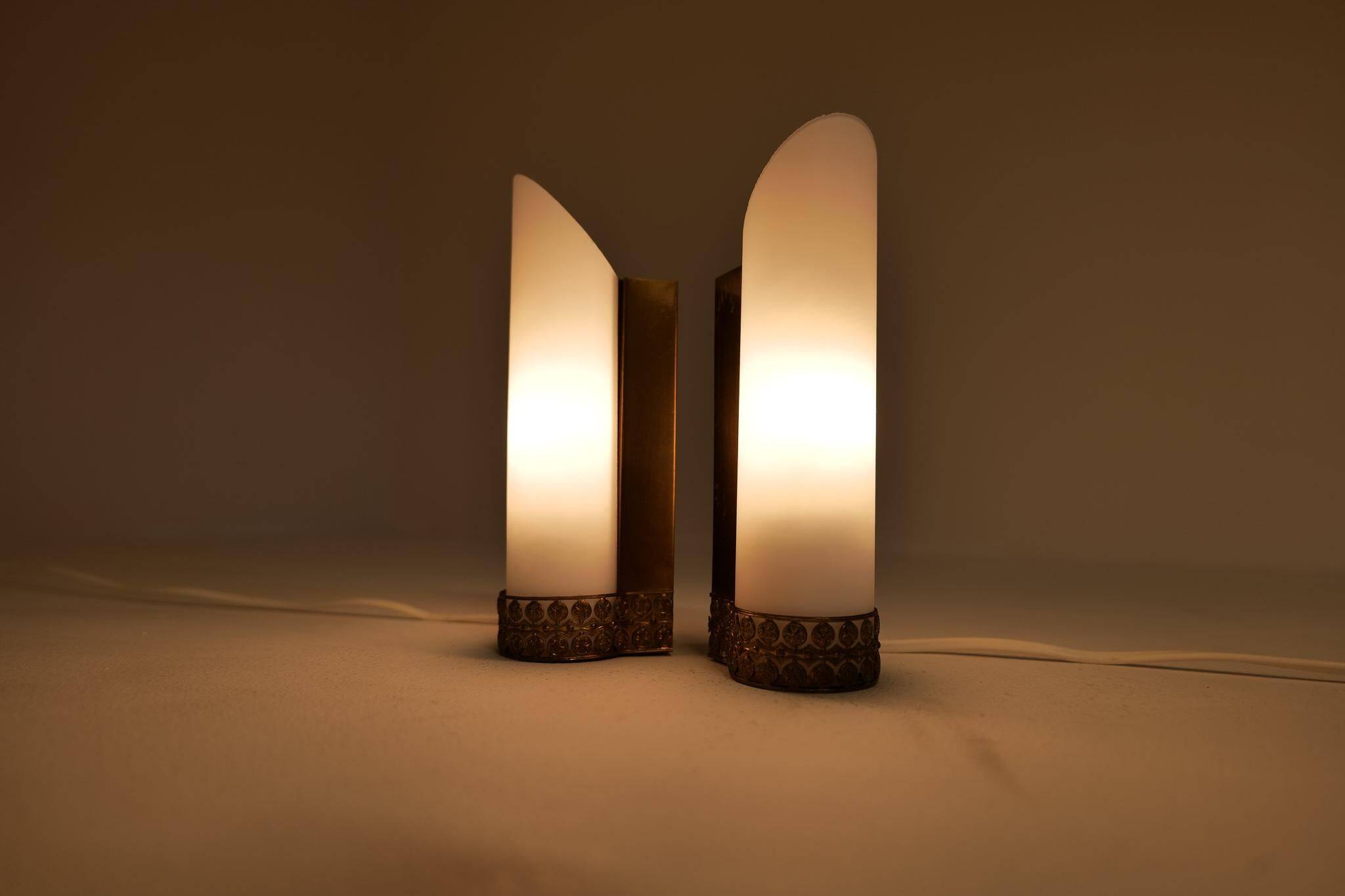 Paire de lampes murales en laiton et opaline de style mi-siècle attribuées à Asea Suède