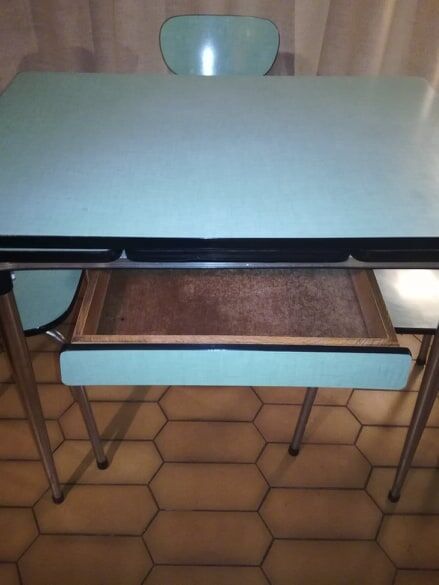 Set table and chairs in formica