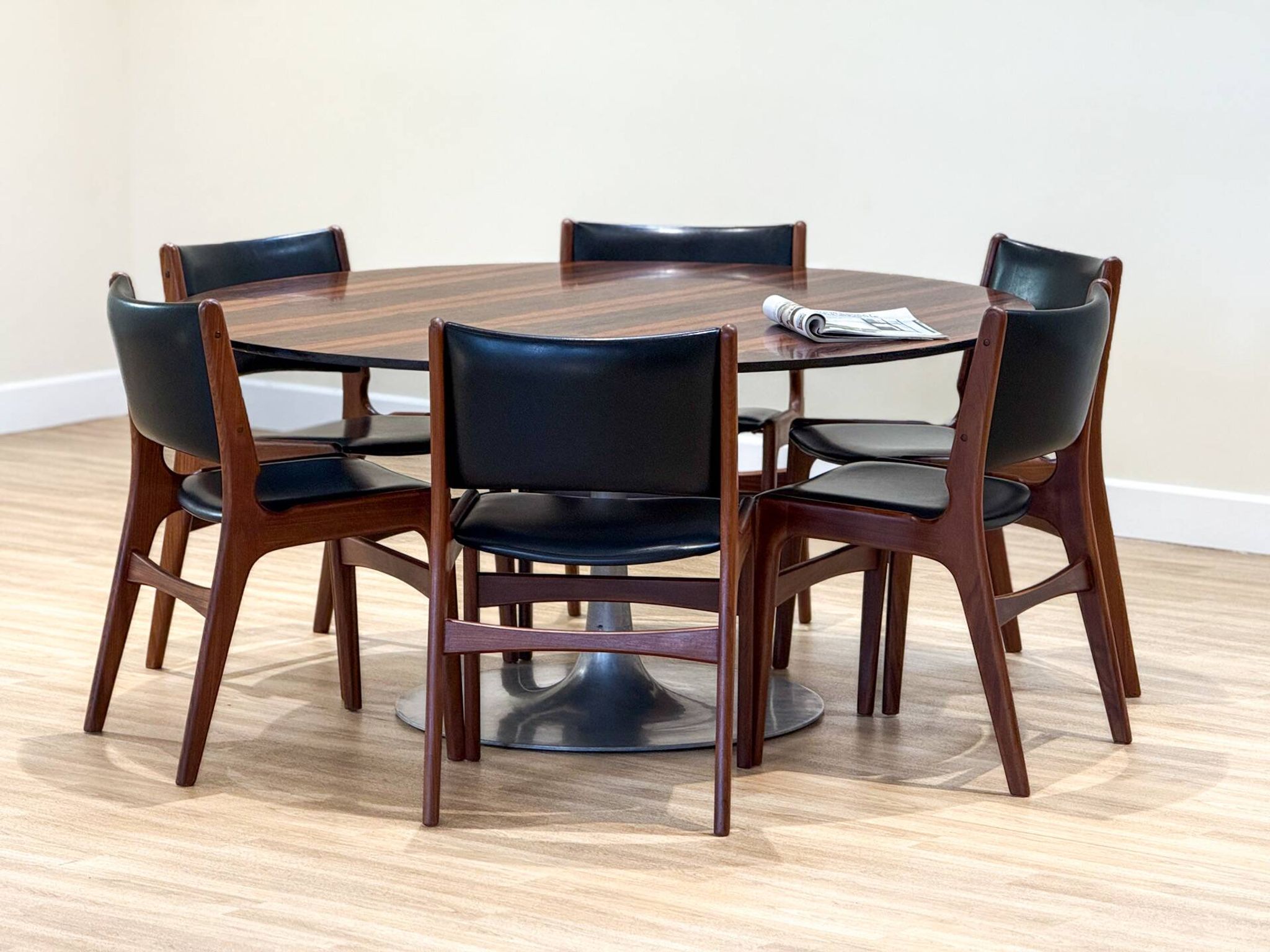 Mid-Century Arkana Round Dining Table in Brazilian Rosewood