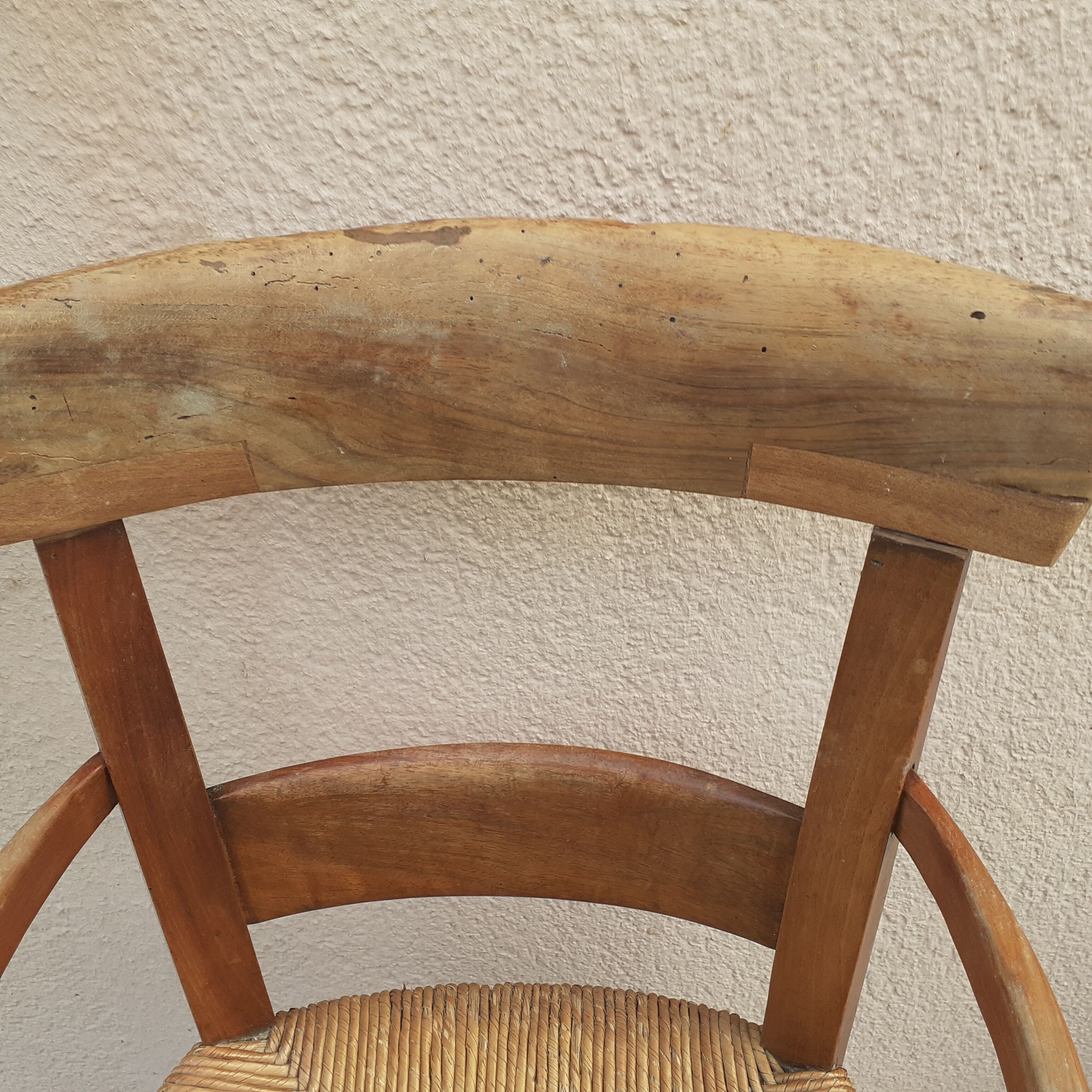 Fauteuil haut ancien d' enfant. En merisier et paillèe.