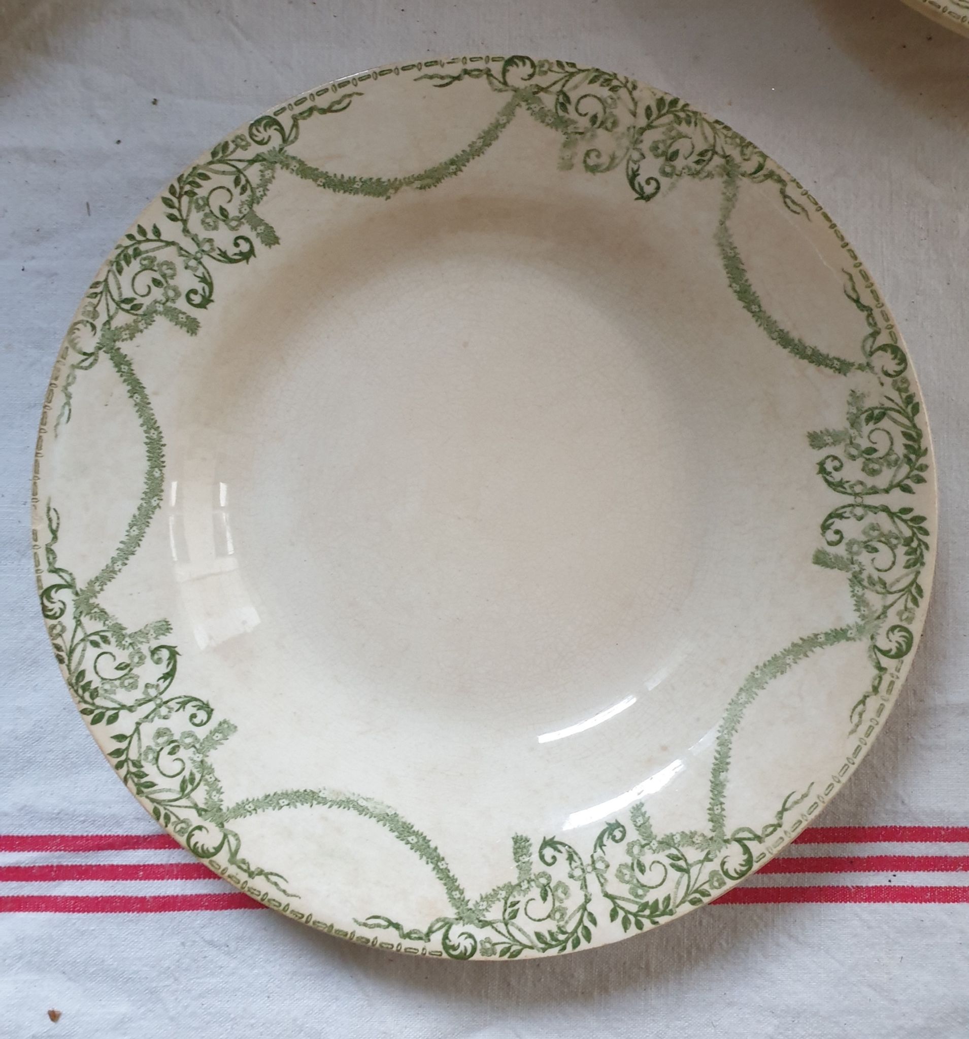 Suite de 5 assiettes terre de fer Creil et Montereau