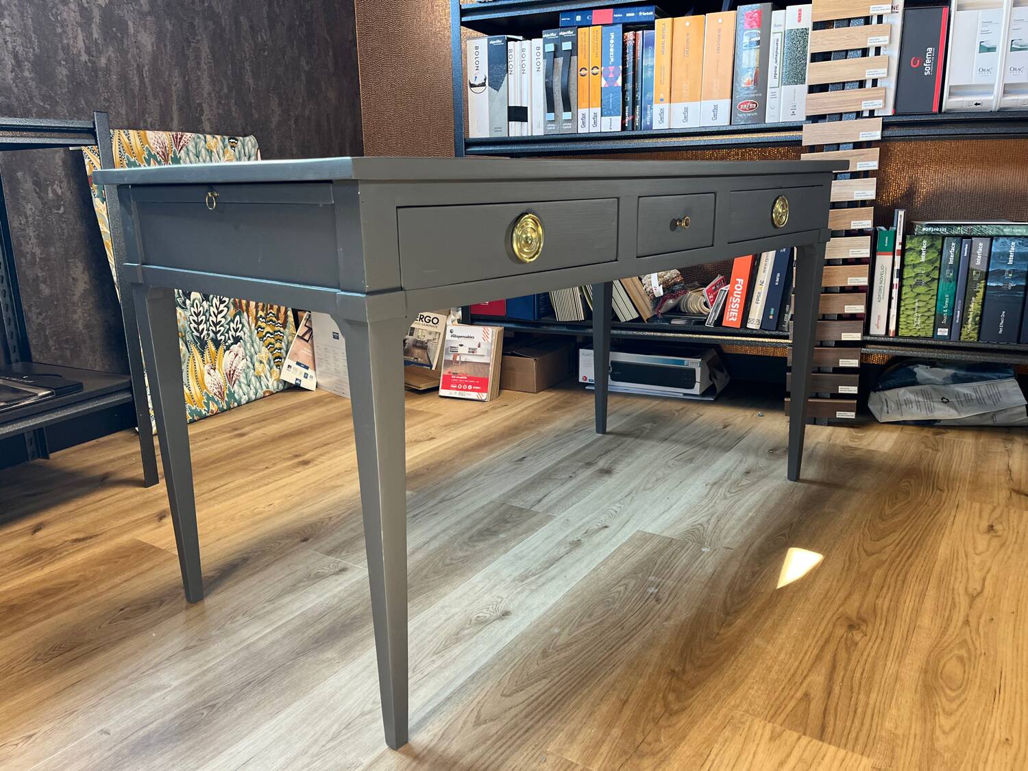 Desk - table - entrance furniture