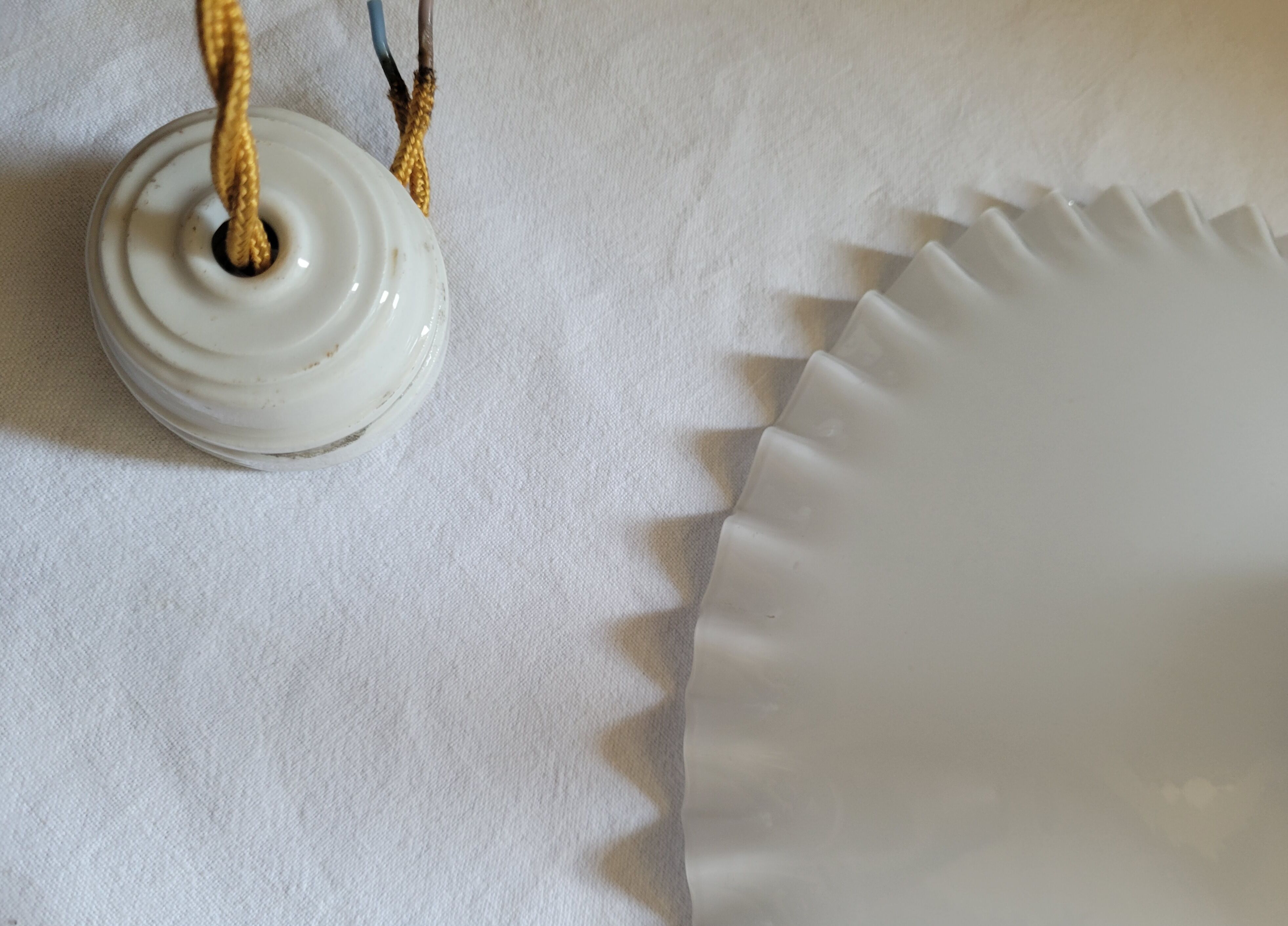 Serrated opaline suspension