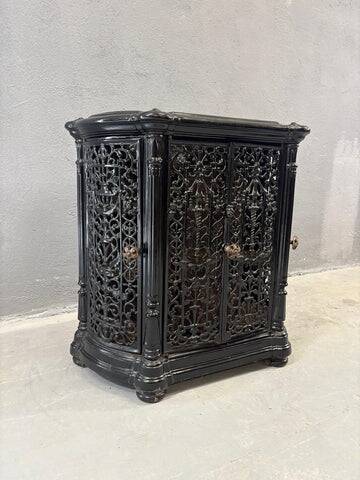 Insert de cheminée antique en fonte orné finition noire