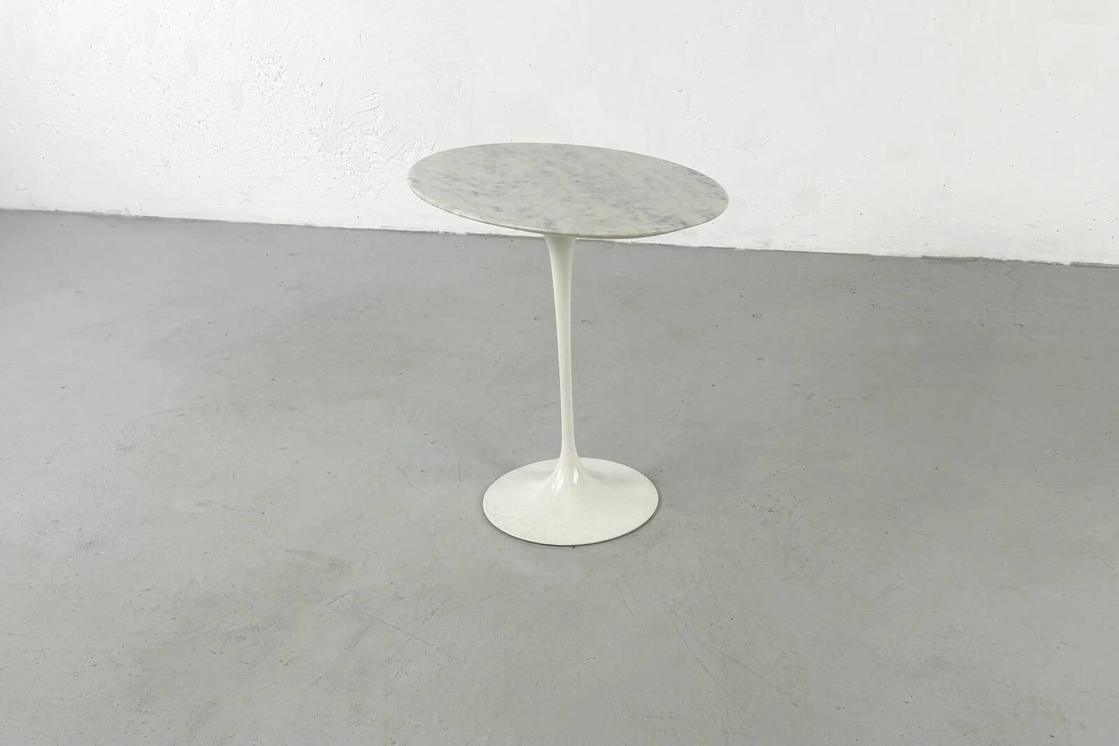 Tulip oval side table by Eero Saarinen for Knoll International – 1960s