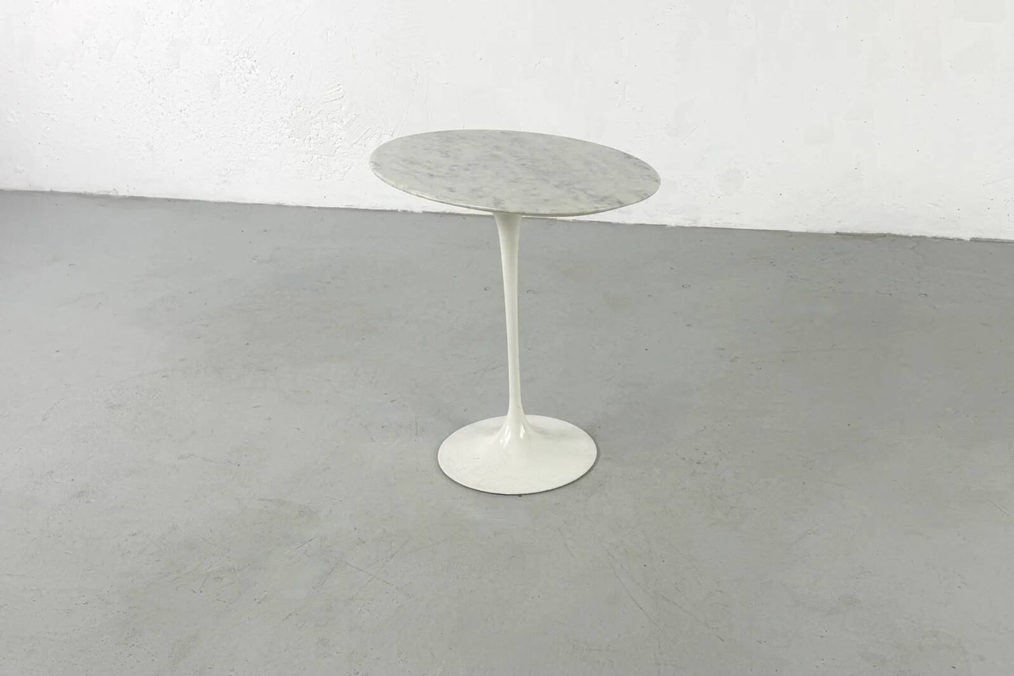 Tulip oval side table by Eero Saarinen for Knoll International – 1960s