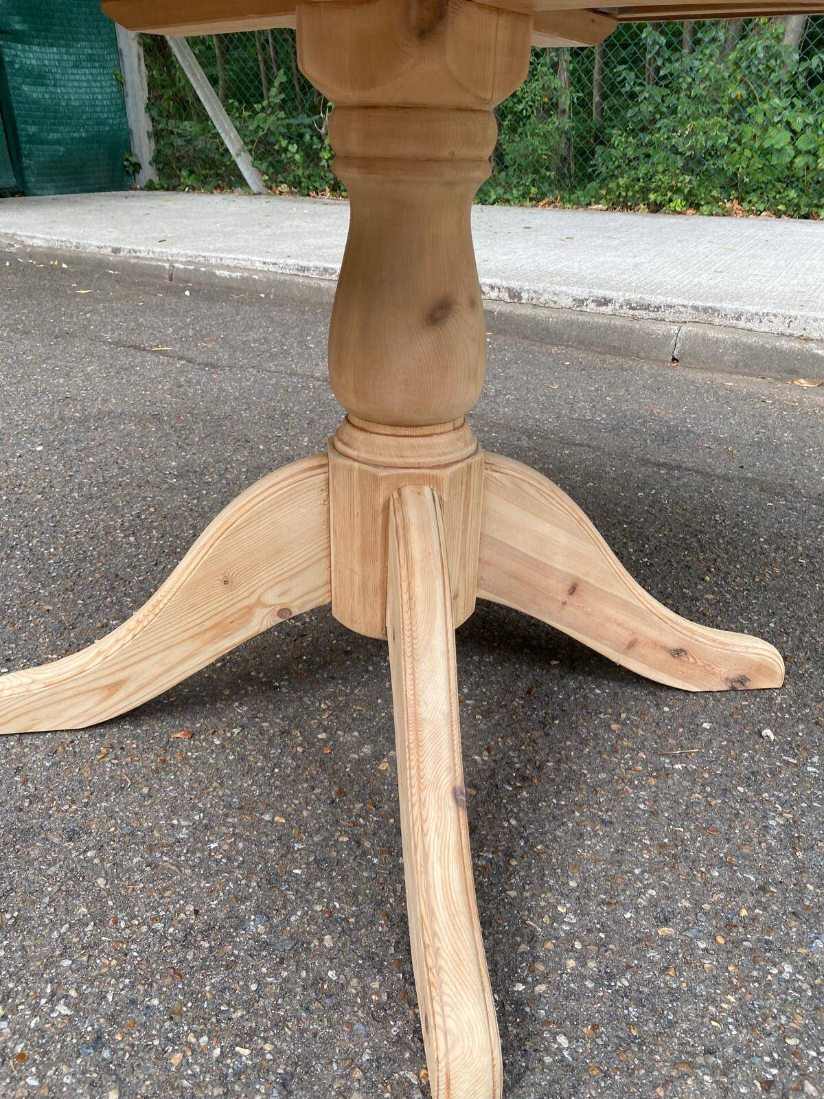 Table à manger scandinave ronde extensible rénovée en bois brut pied centra