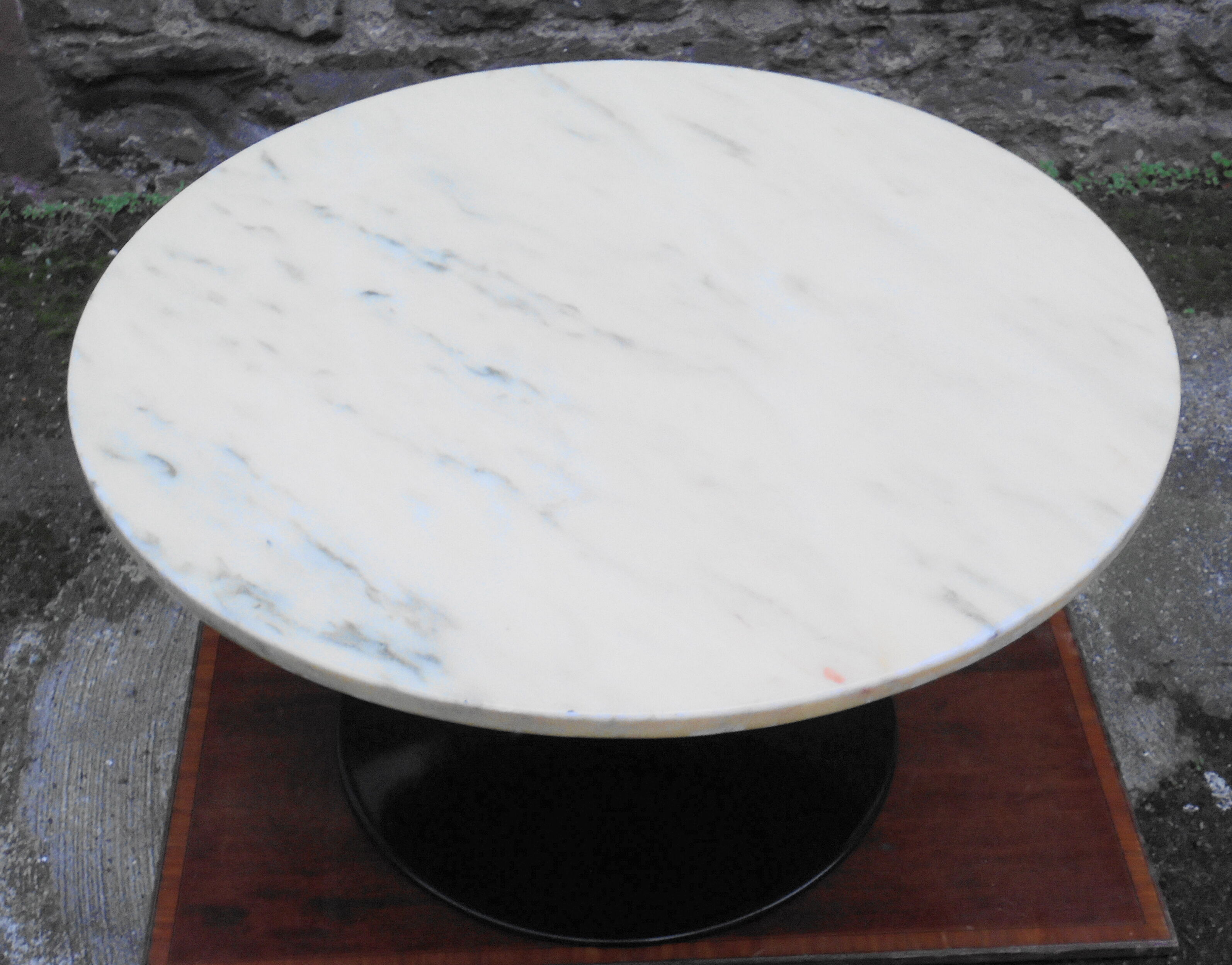 Round coffee table on tulip foot from the 70s