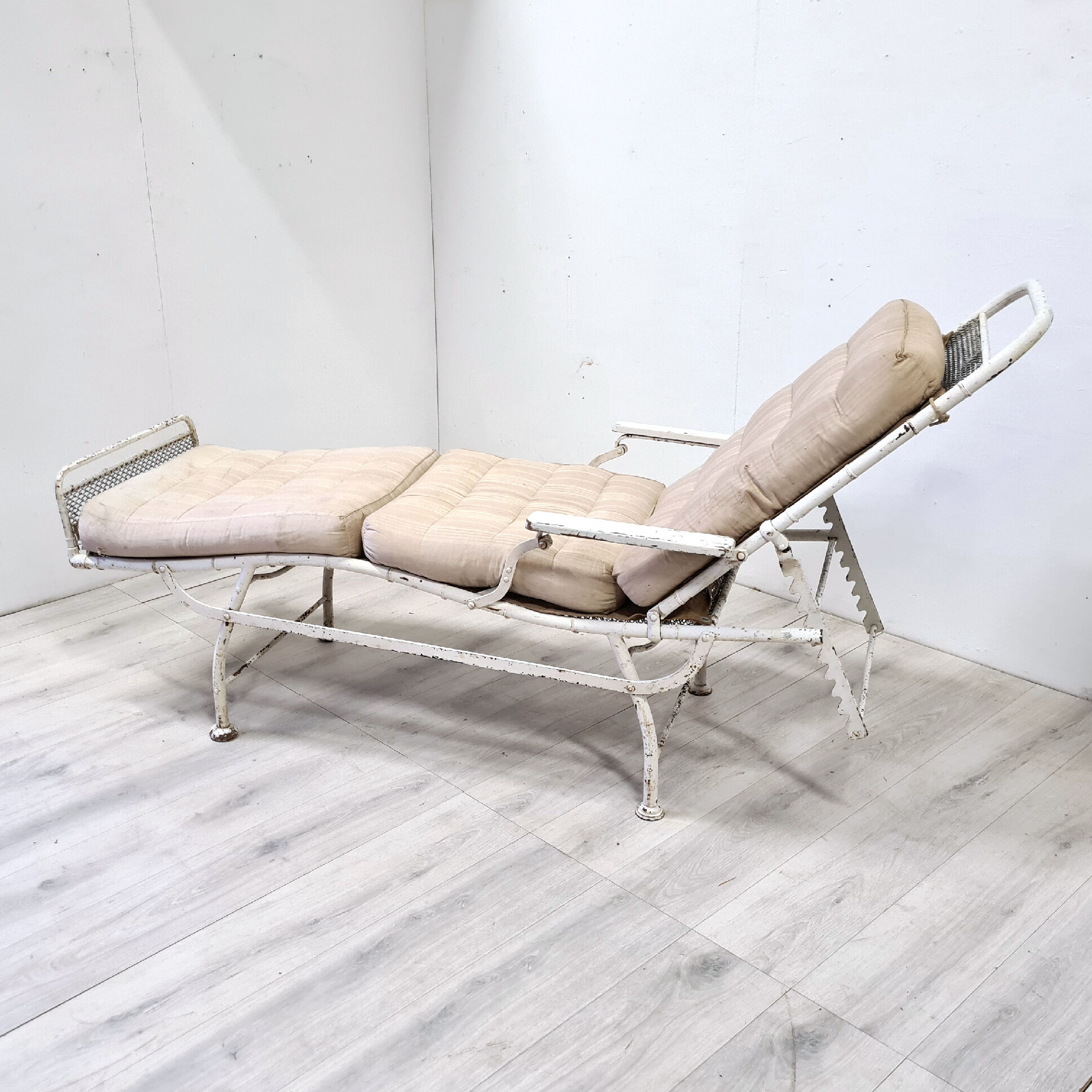 Chaise longue d’infirmerie originale en acier, France années 1930