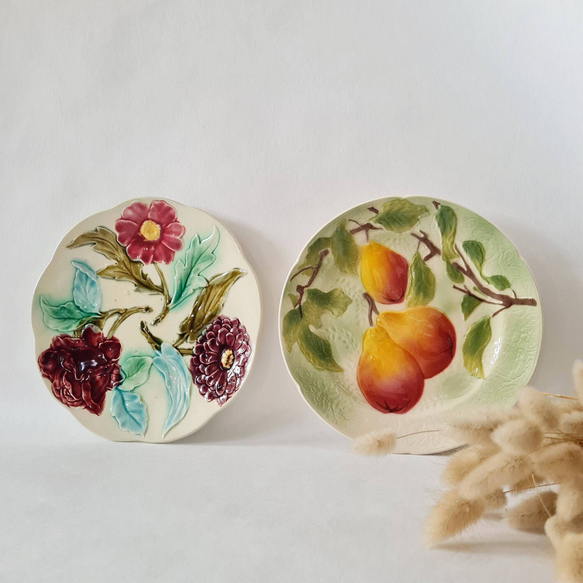 Lot assiettes en barbotine