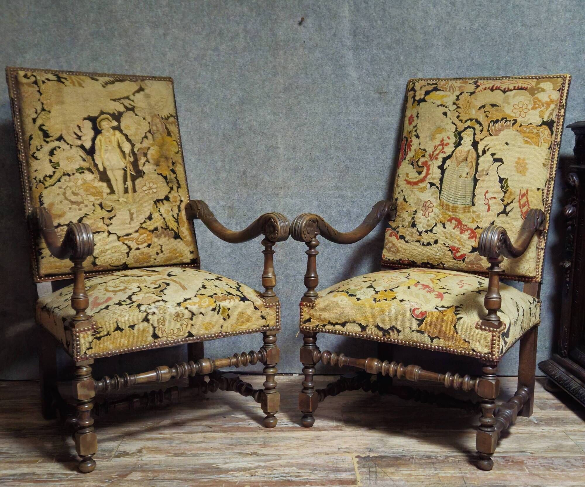 Pair of antique carved wooden armchairs – Figurative upholstery