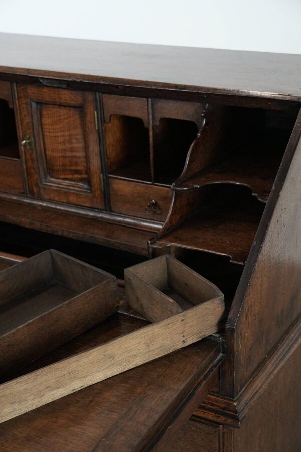 Grand coffre à tiroirs / bureau / coffre en chêne anglais du XVIIIe siècle avec des compartiments secrets et un intérieur en gradins.