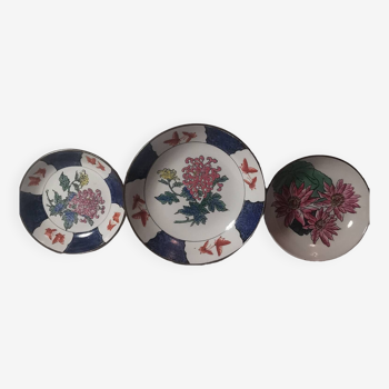 Trois assiettes décoratives en porcelaine chinoise et laiton années 1960. signées