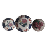 Trois assiettes décoratives en porcelaine chinoise et laiton années 1960. signées