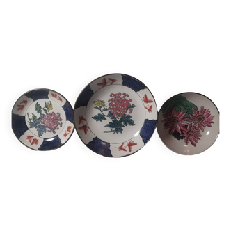 Trois assiettes décoratives en porcelaine chinoise et laiton années 1960. signées