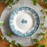 Plat à gâteau ancien sur piédouche en faïence de Sarreguemines