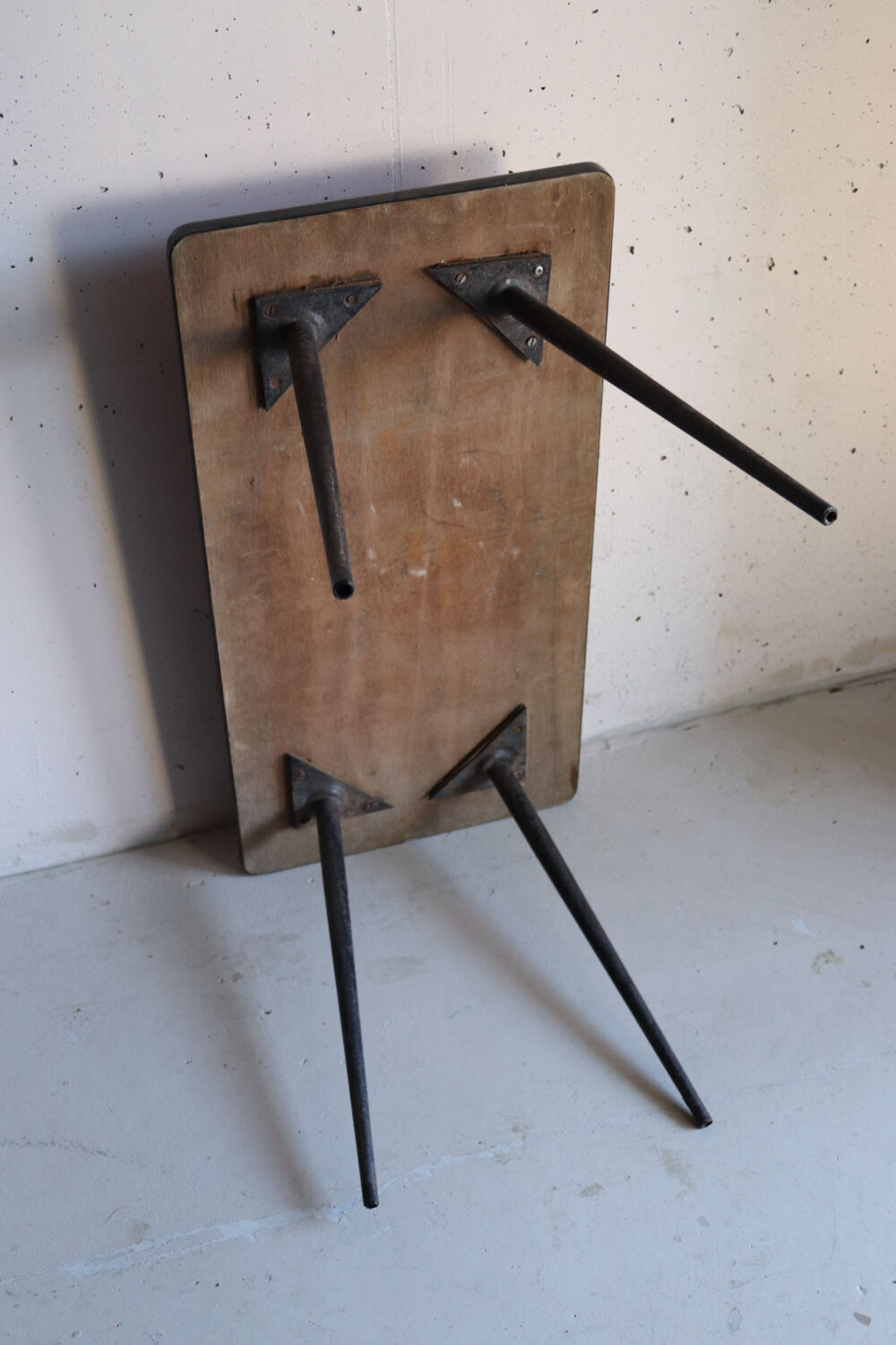 Vintage coffee table in laminate with geometric design, with tapered legs.