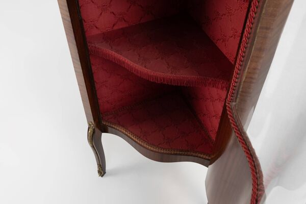 Vitrine d'angle de style Louis XV avec vitre cintrée, vers 1950