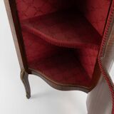 Vitrine d'angle de style Louis XV avec vitre cintrée, vers 1950