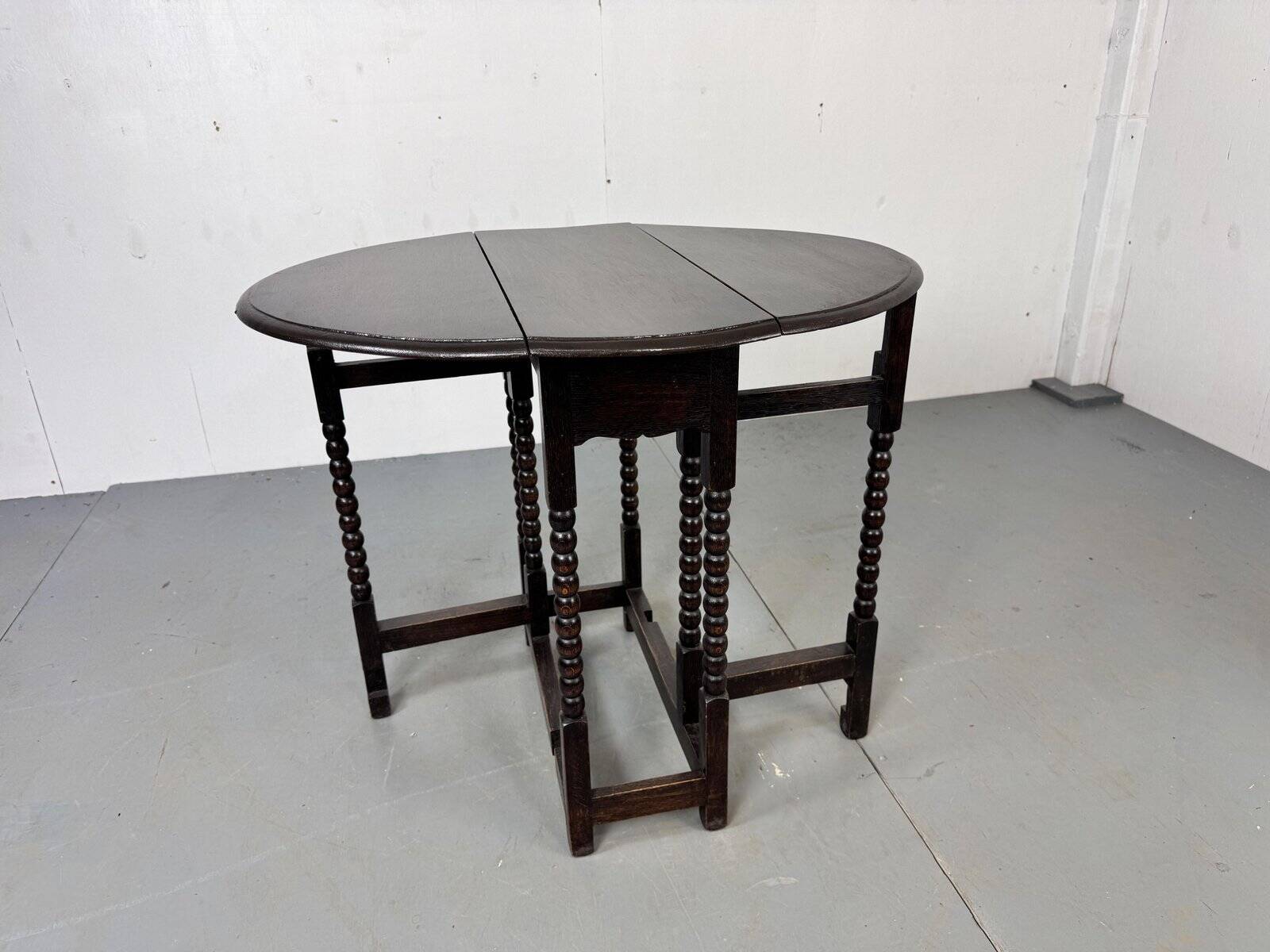 Small antique oak gateleg drop-leaf side table, 1900s
