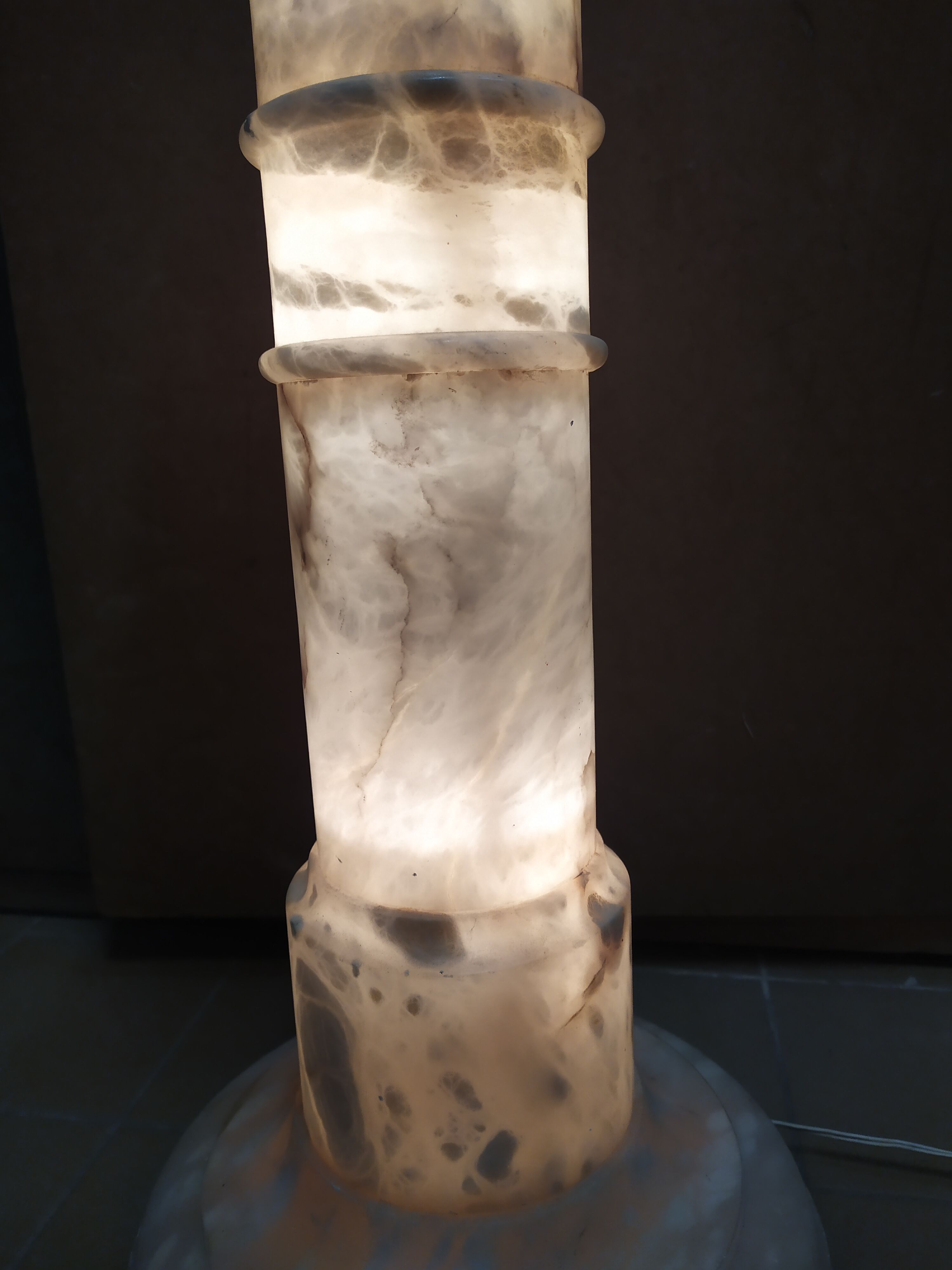 Column in bright alabaster 87 cm 3 fires