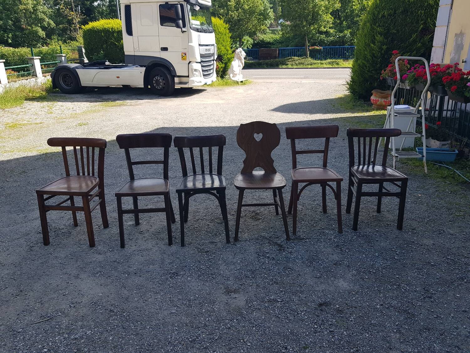 Lot de six chaises de bistrot dépareillées Baumann