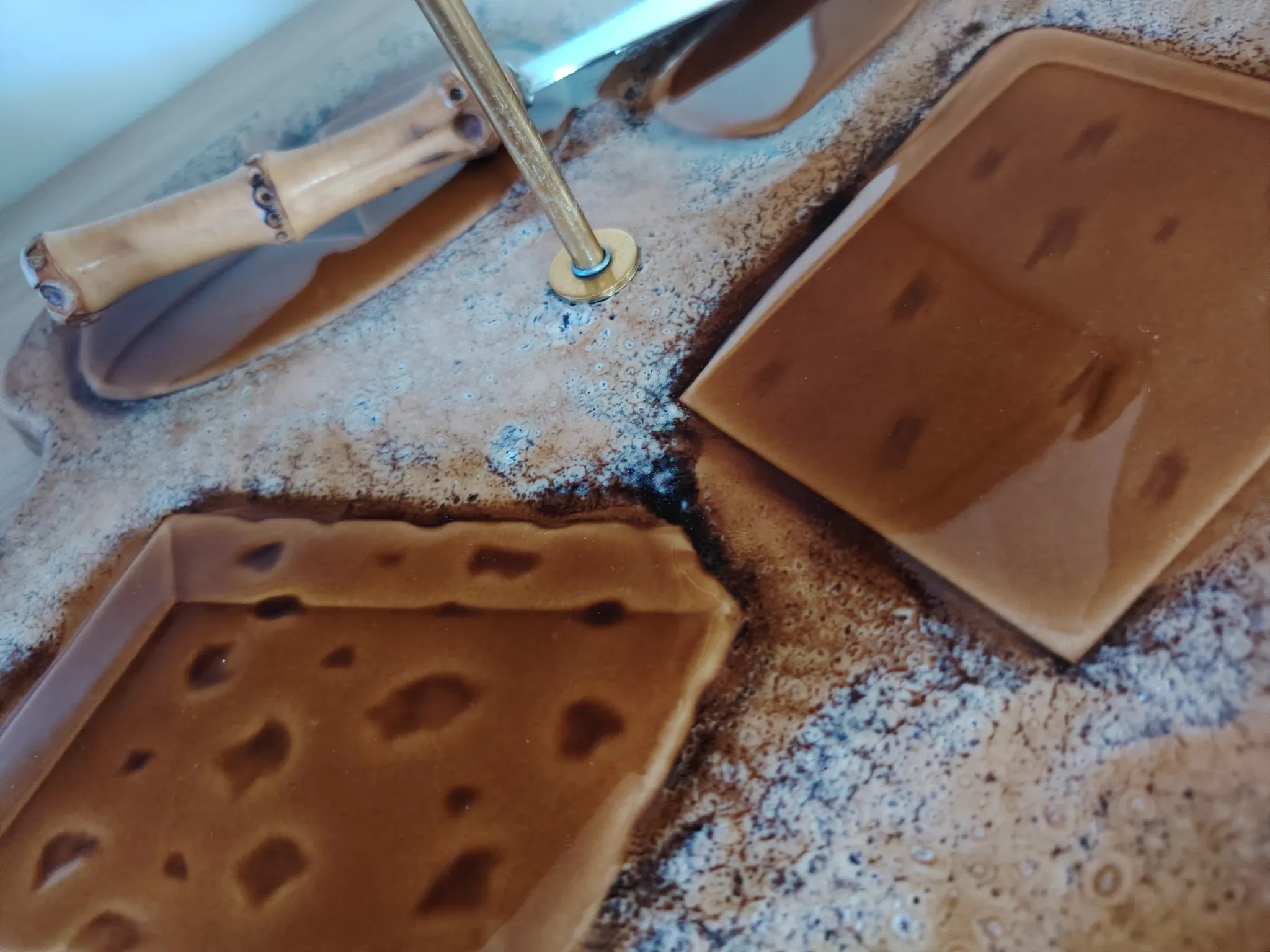 Cheese board and its knife