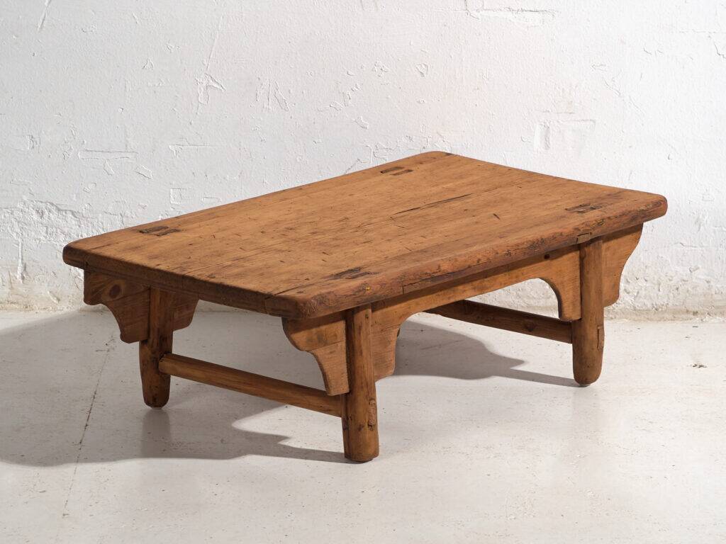 Table basse ancienne en bois de pin – Chine, circa 1930