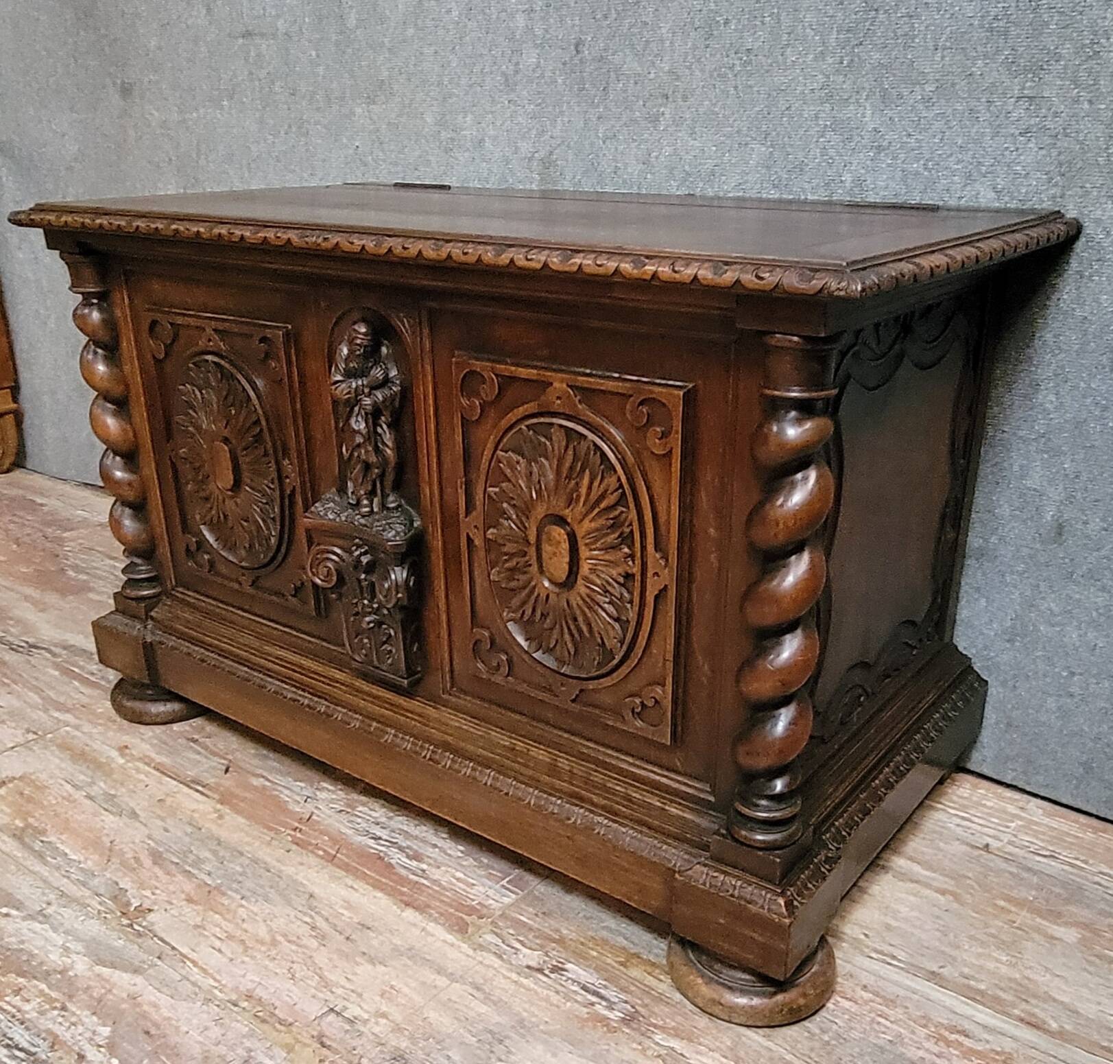 Coffre ancien style Renaissance en noyer massif richement sculpté