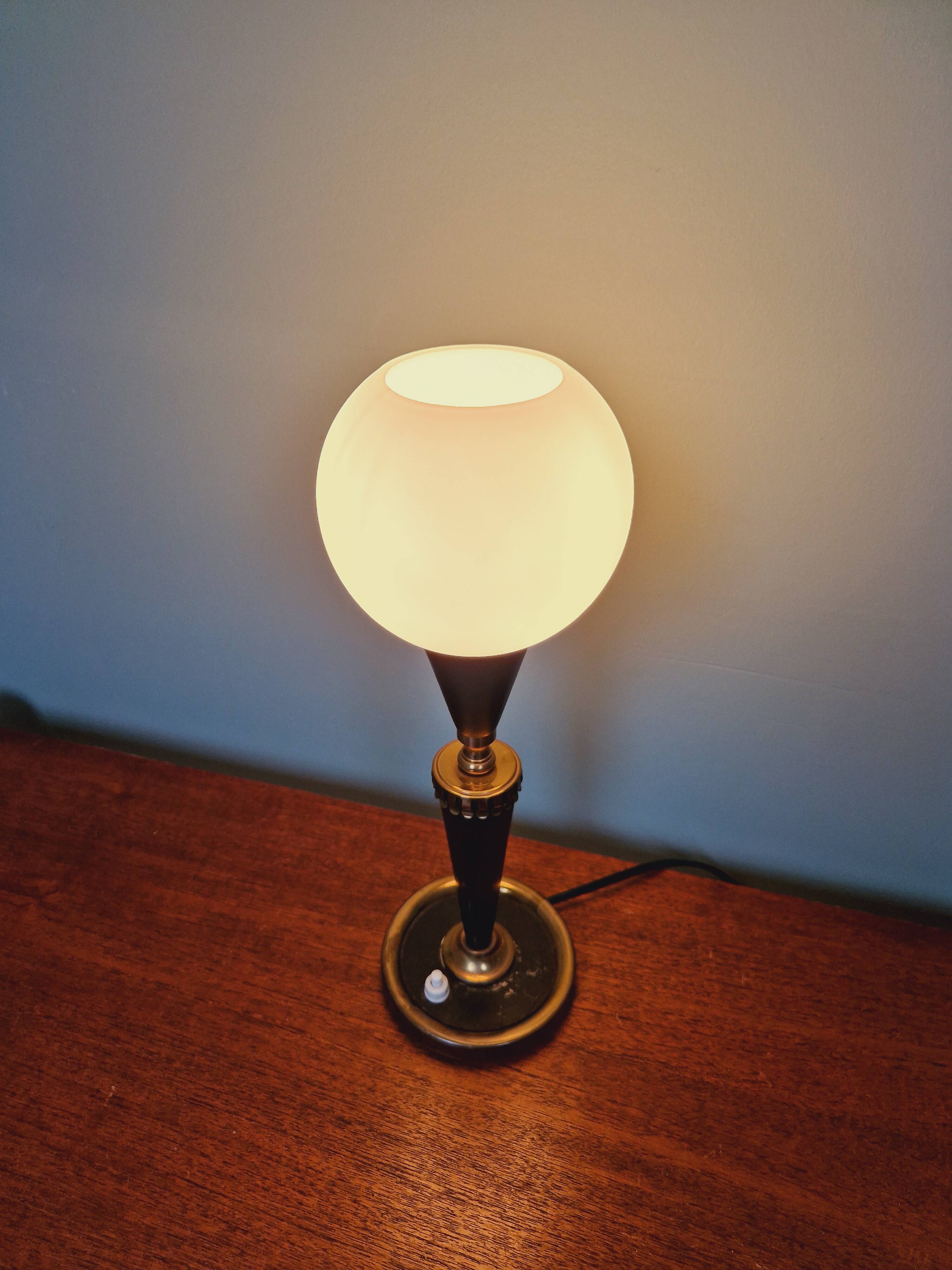 Lampe de table en métal laqué noir et verre satiné blanc, années 1950