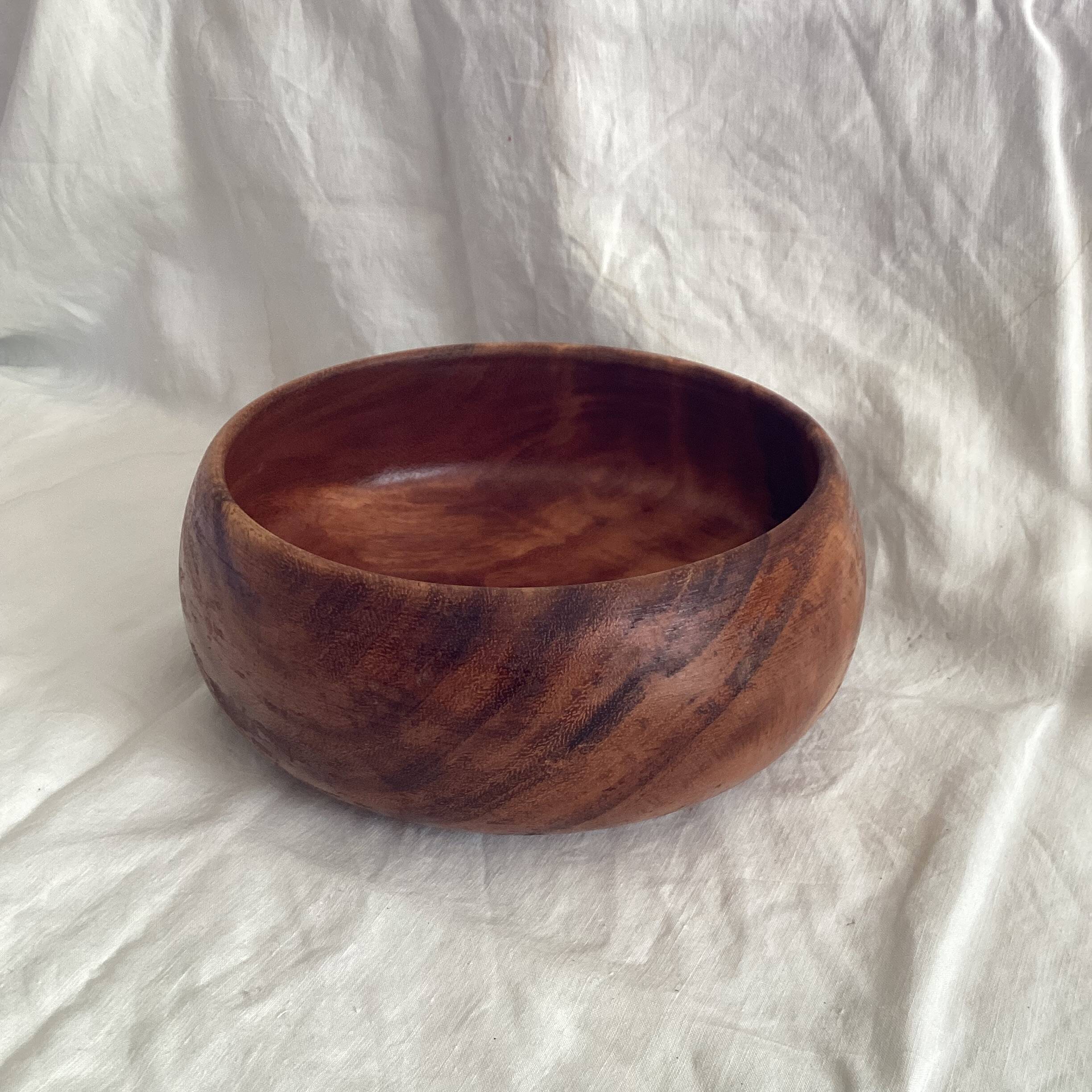 Saladier en bois de olive dimensions : hauteur -11 cm- diamètre -23 cm-