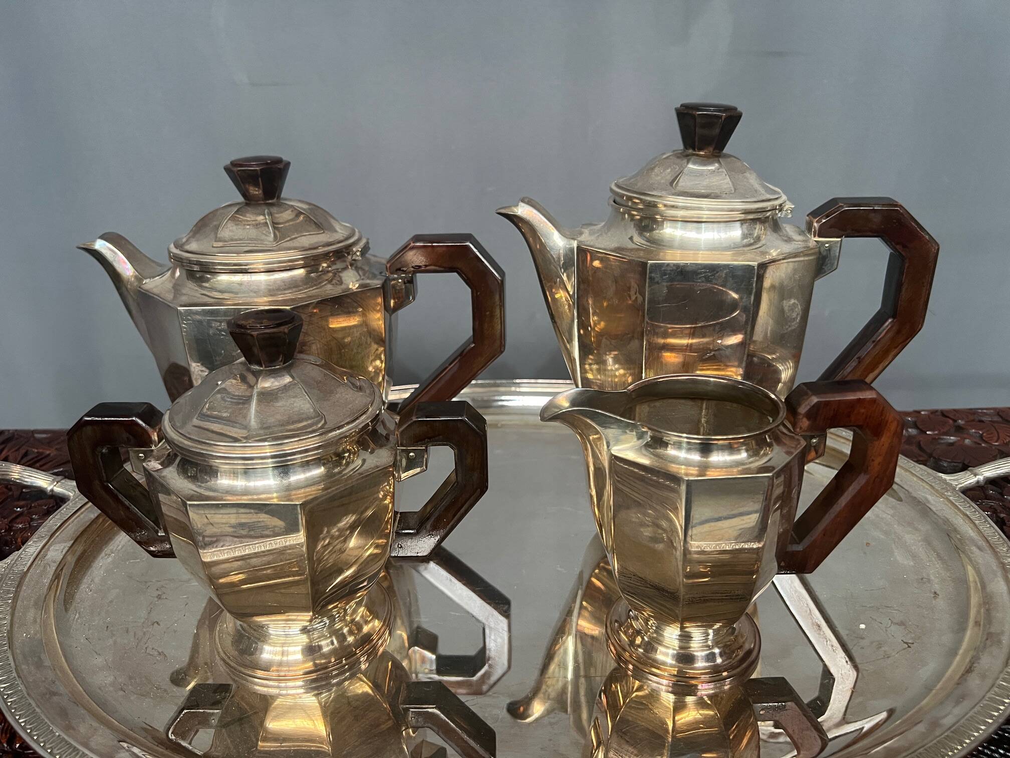 Art Deco tea and coffee service. Silver-plated metal and mahogany.