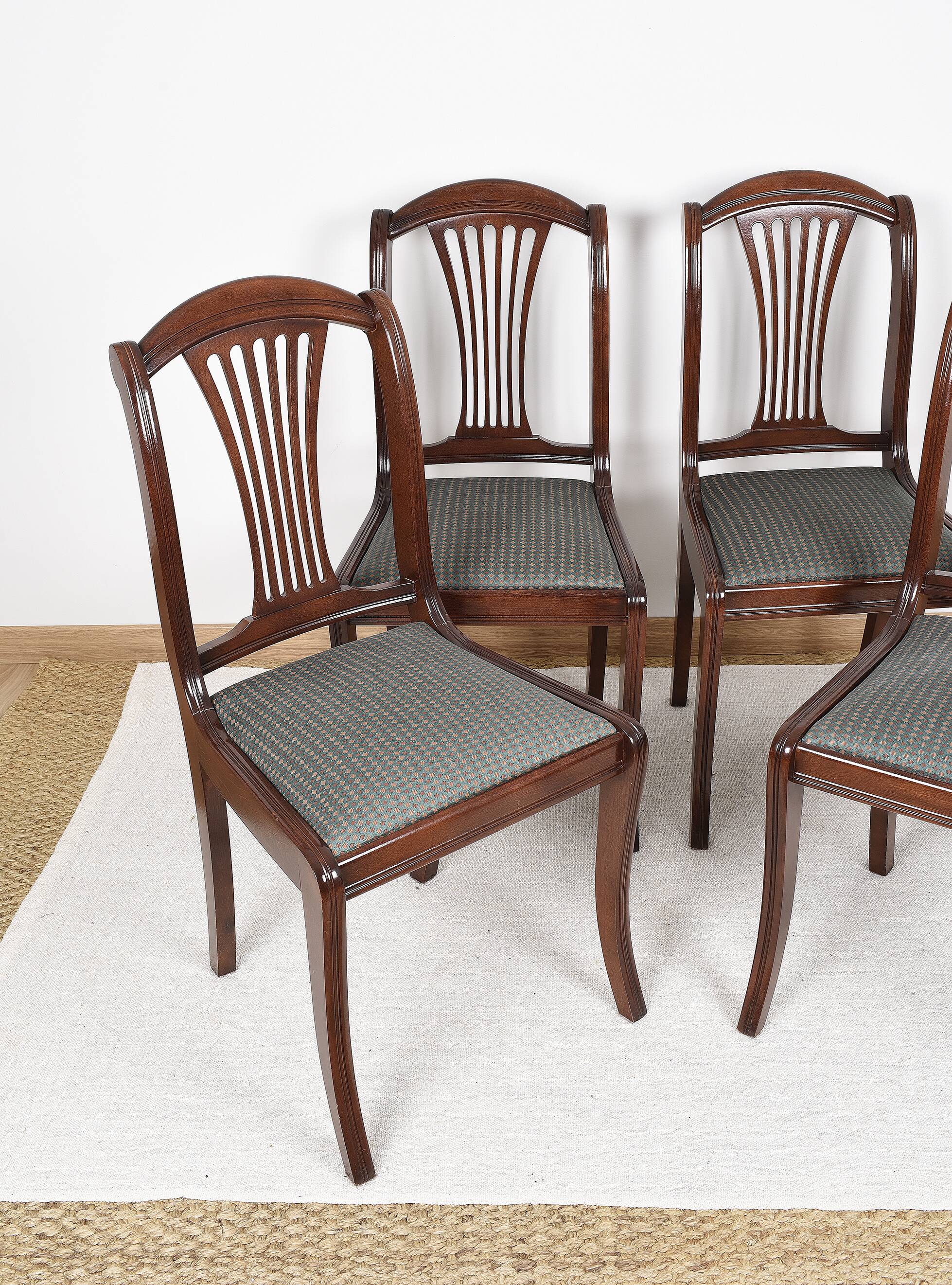 Ensemble de 4 chaises tapissées de style Art Déco pour salle à manger.