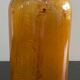 Lot d'anciens flacons de parfumeurs en verre avec étiquettes d'origine