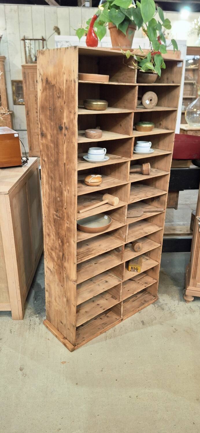 Meuble d'atelier à casiers