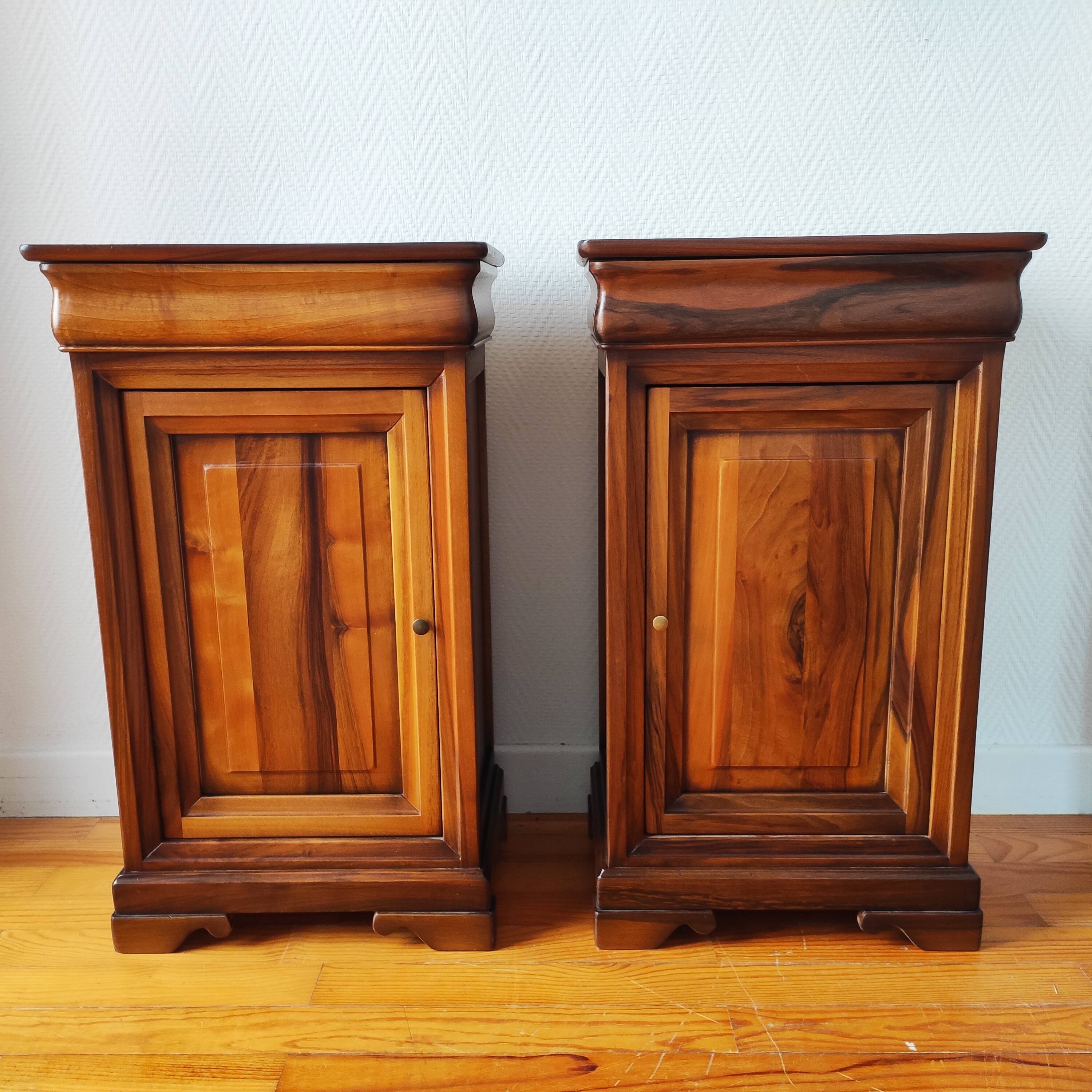 Paire de tables de nuit — style classique, inspiration Louis-Philippe