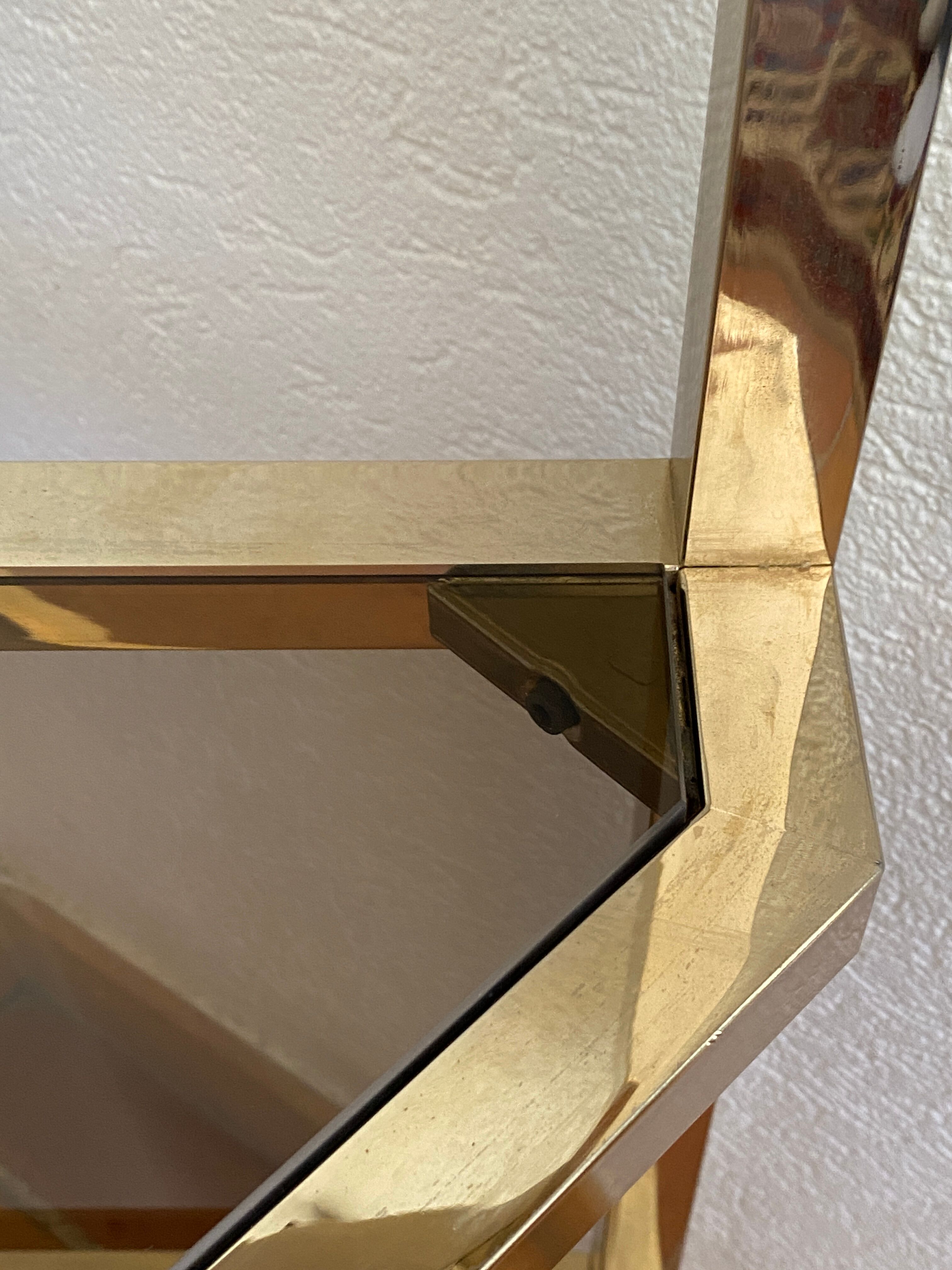 Console d’angle en laiton et verre fumés
