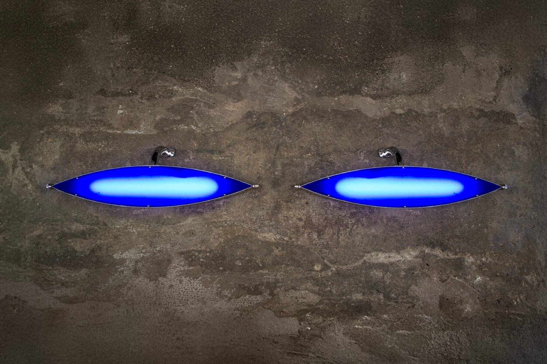 2 appliques en métal et plexiglas bleu, 1980