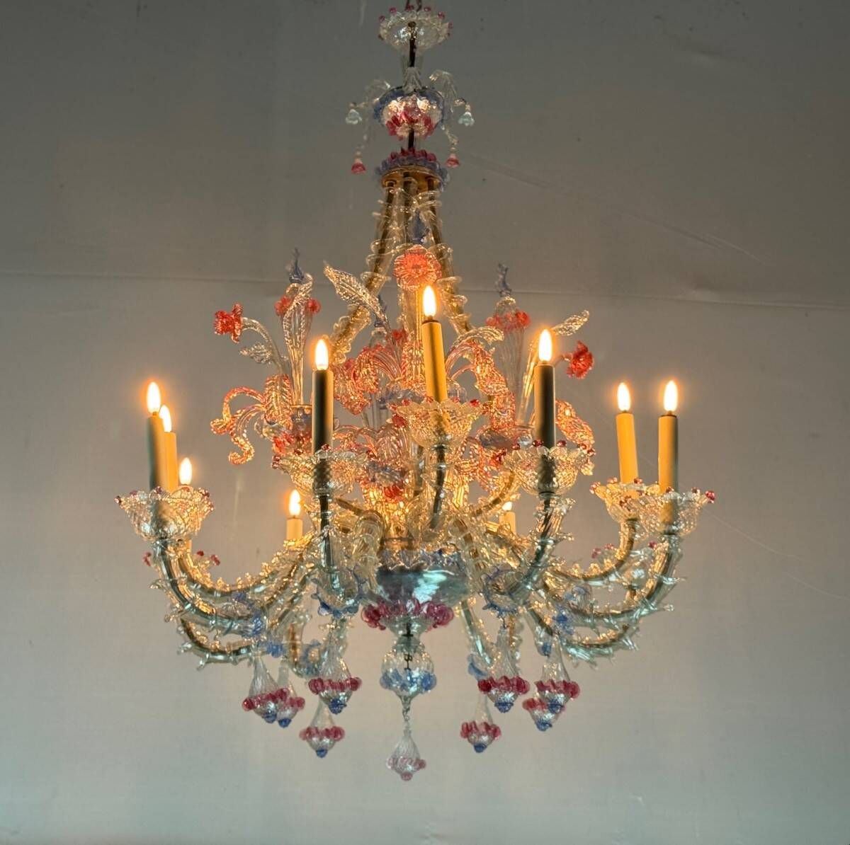 Rezzonico Venetian chandelier in colorless, blue and red Murano glass, circa