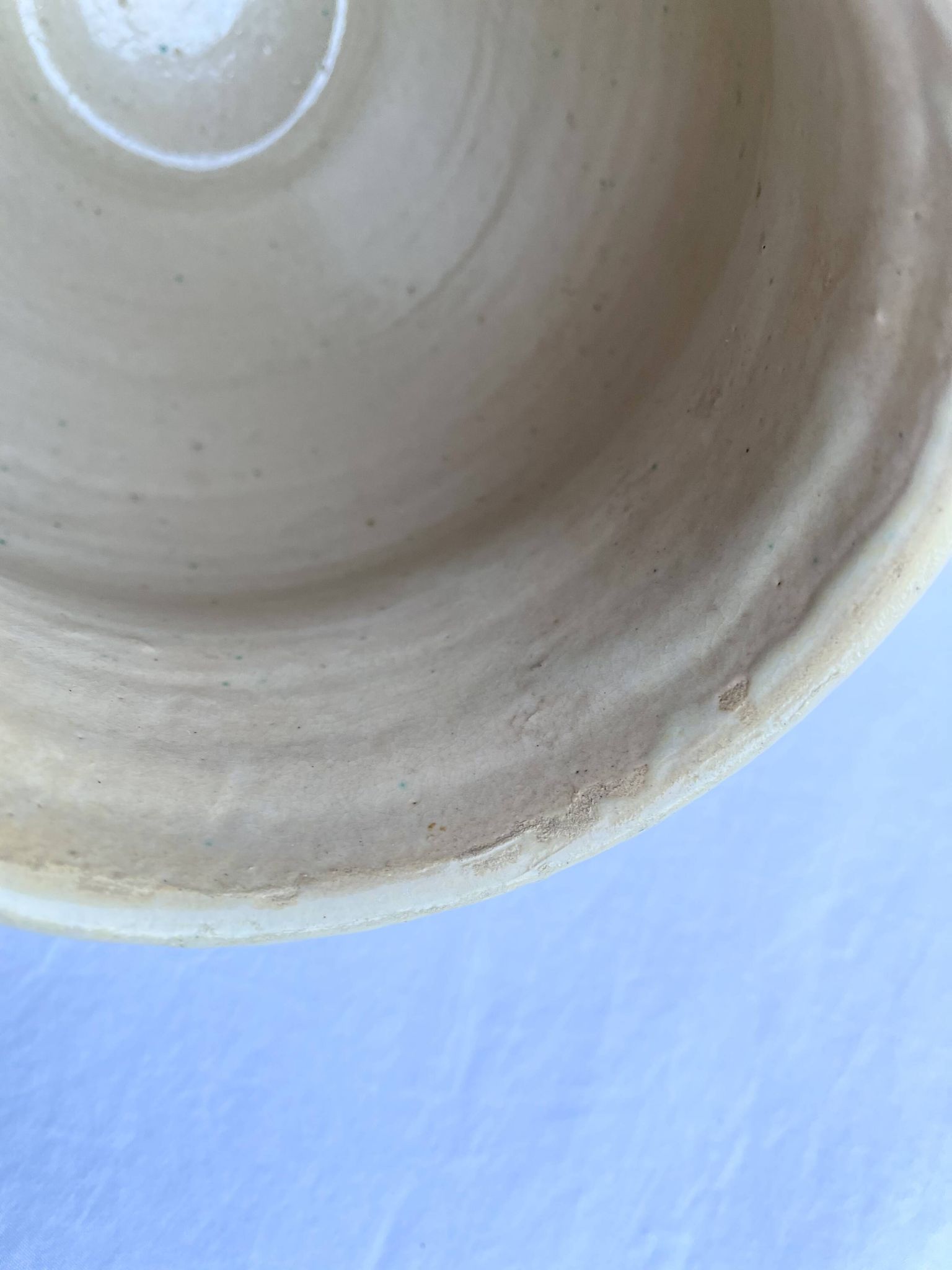 Ancient orza from Lucena, Córdoba, glazed Andalusian pottery with a veined decoration.