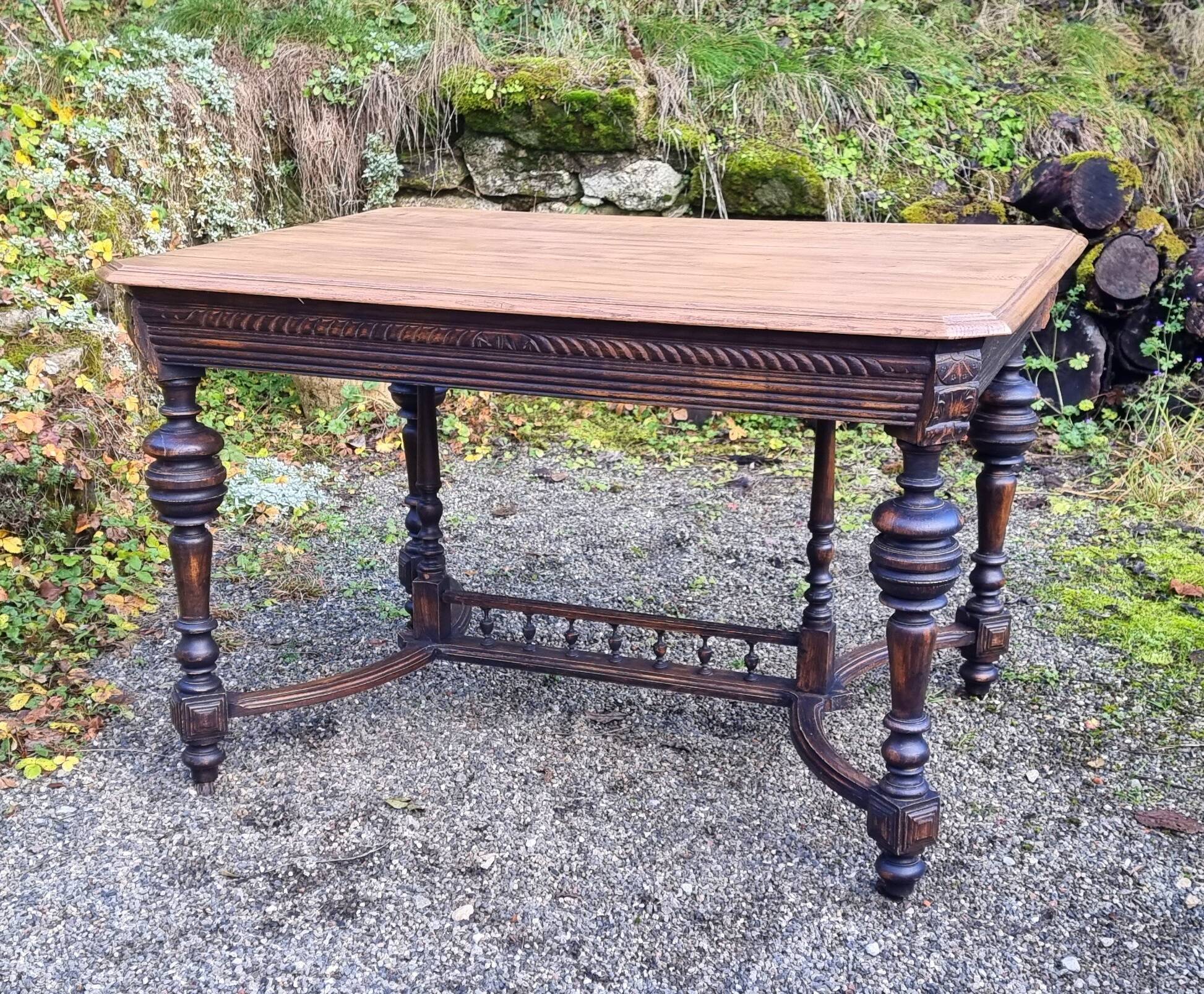 Table from the late 19th century, neo-Renaissance style, in black and oak.