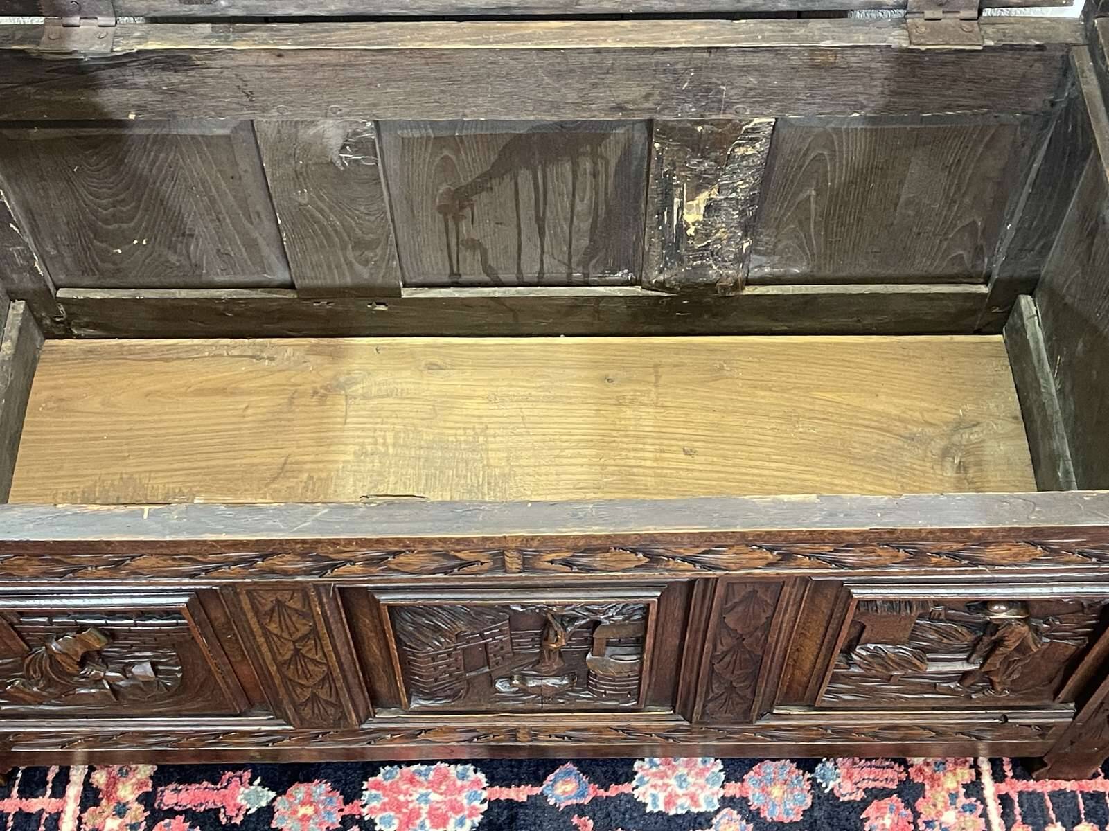 Breton bank chest from the early 20th century in oak and chestnut.