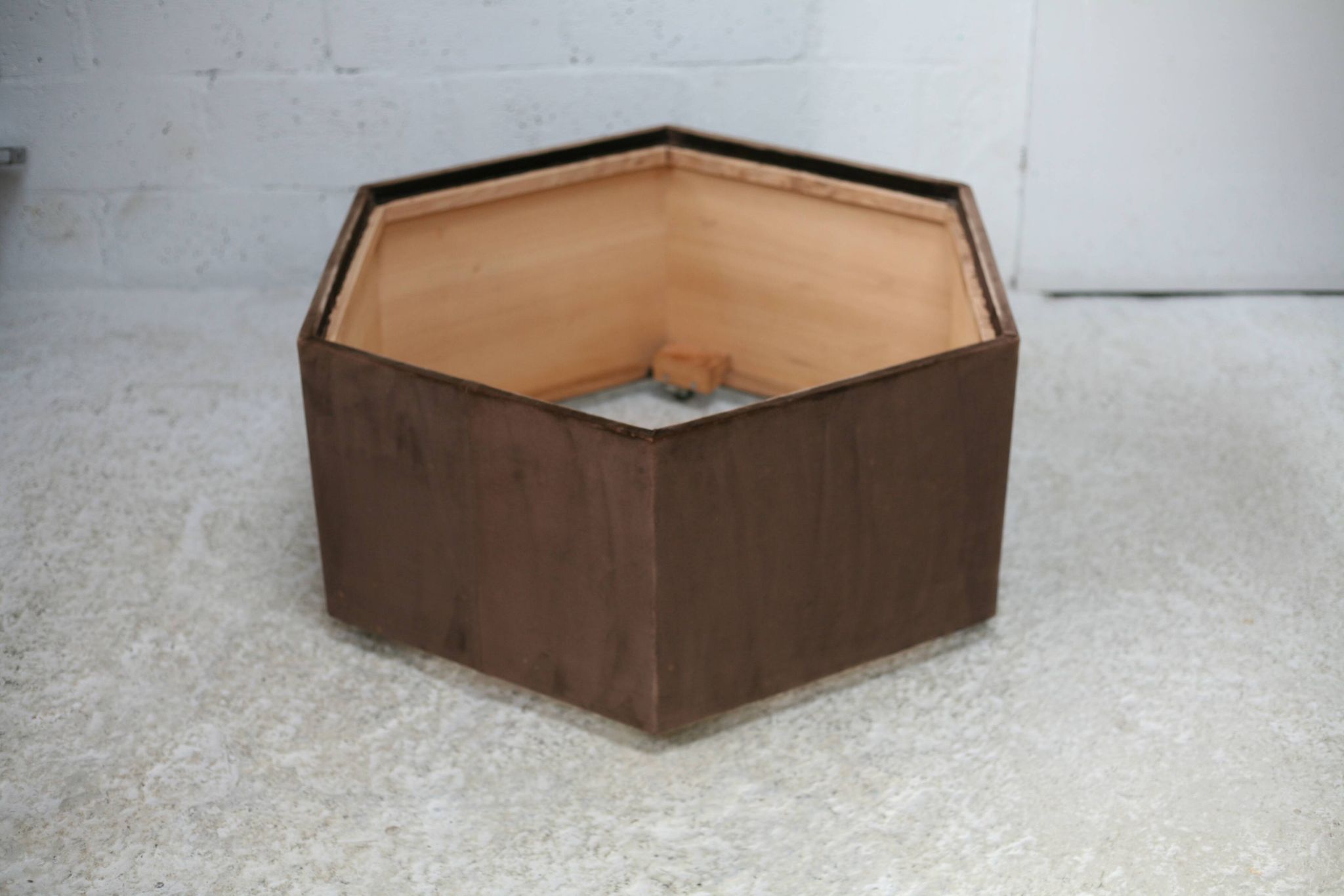 Table space age, hexagonale. Bois, velours et miroir fumé. Circa 1970