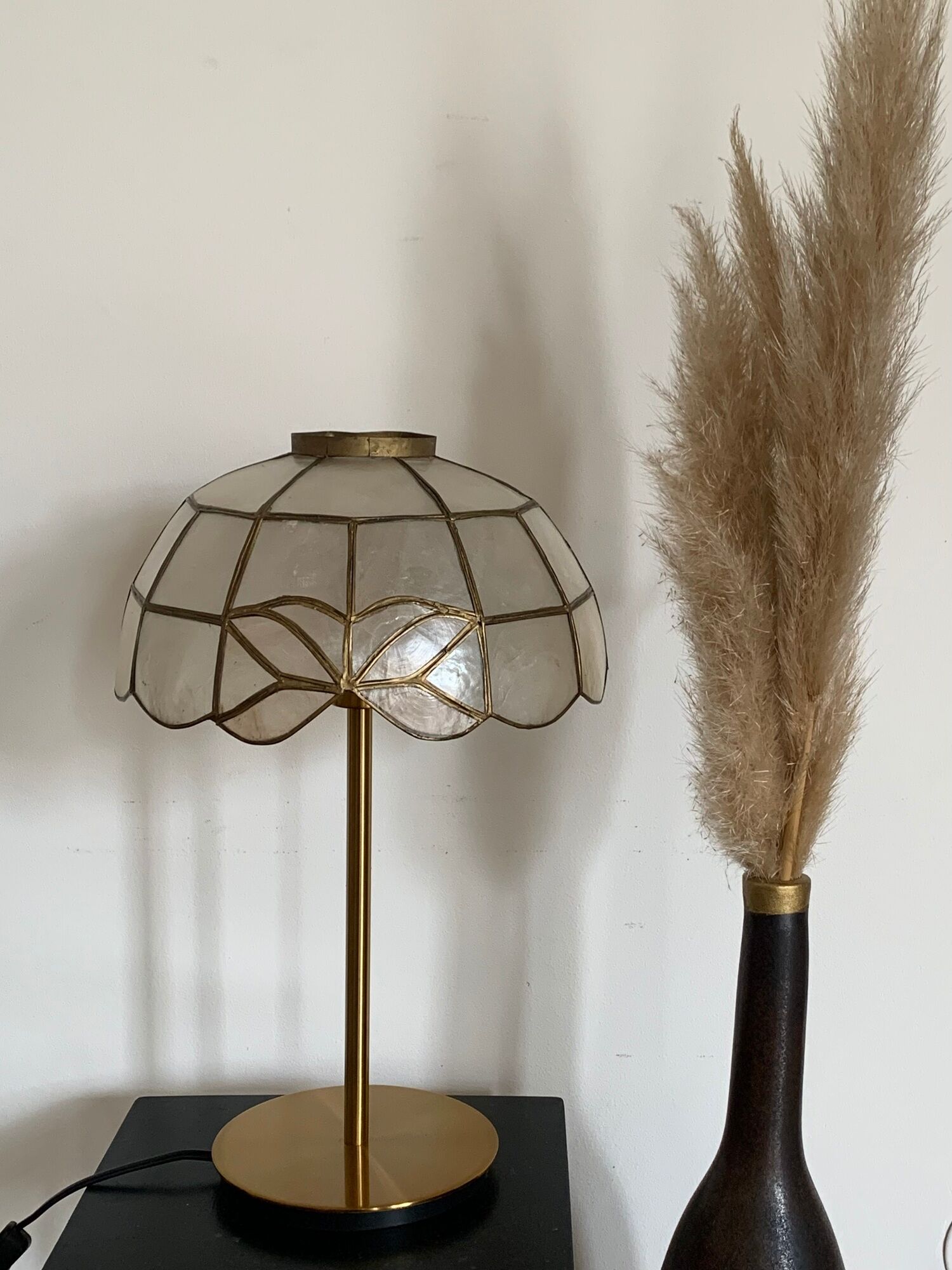 Table lamp with a vintage mother-of-pearl lampshade set