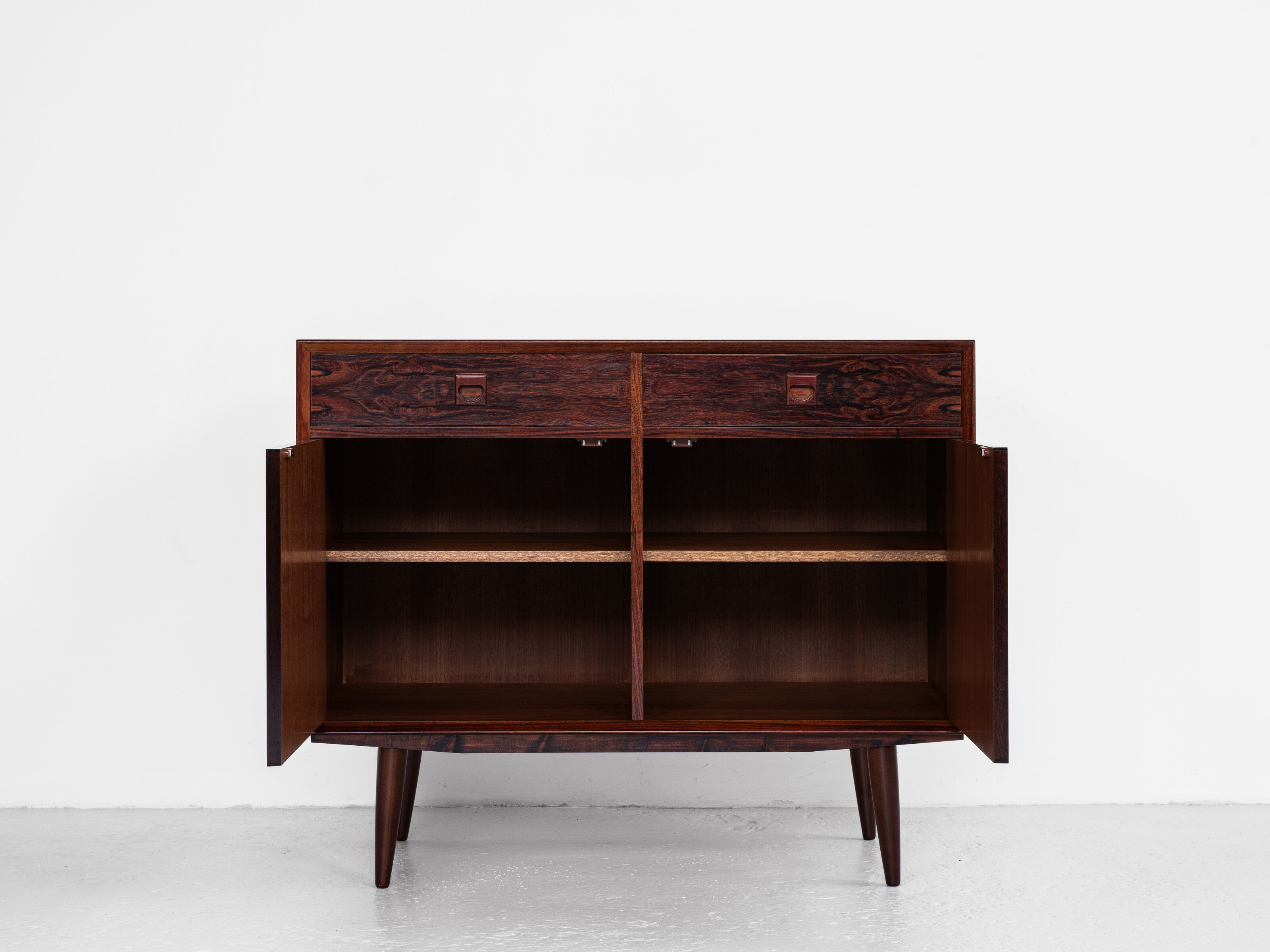 Buffet danois du milieu du siècle avec 2 portes et 2 tiroirs en bois de rose par Brouer 1960
