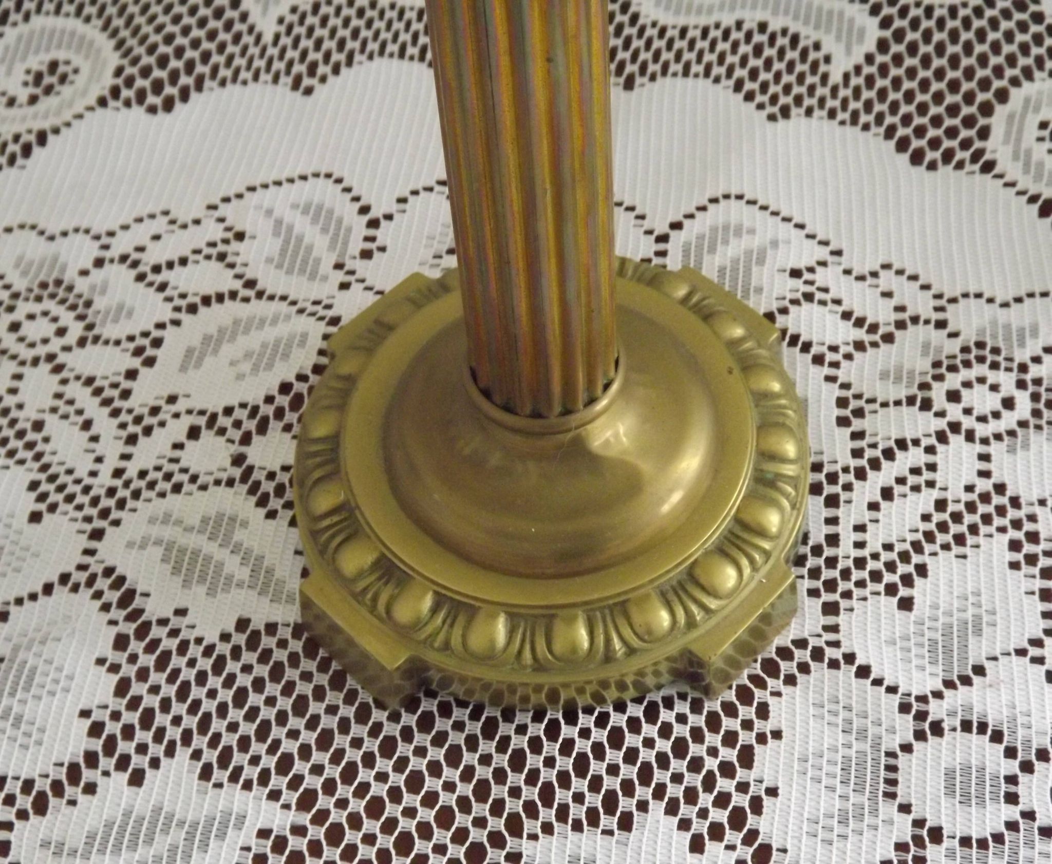 Lampe de table en laiton français vintage de style traditionnel avec base ronde.