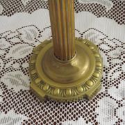 Lampe de table en laiton français vintage de style traditionnel avec base ronde.