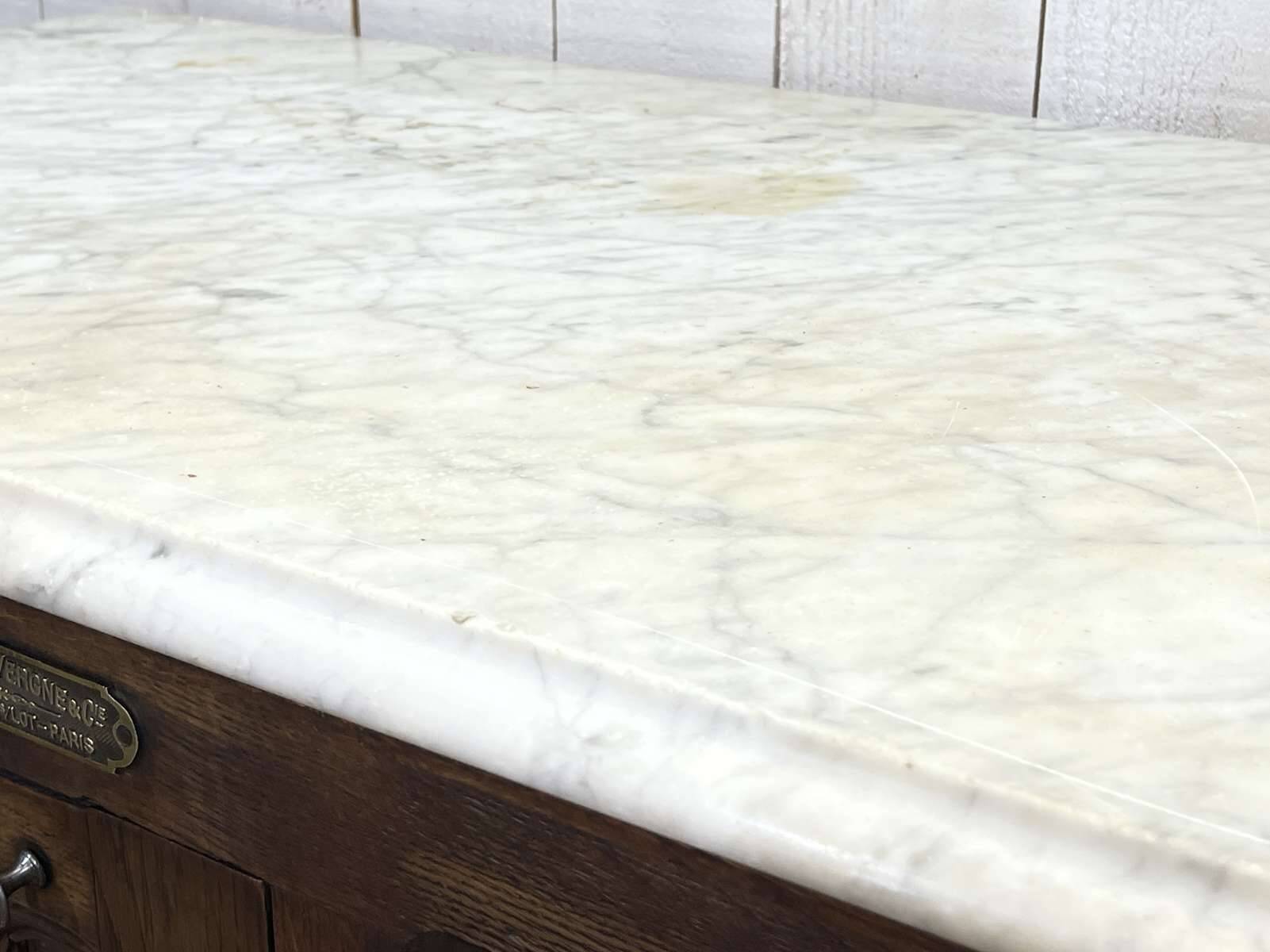 Glacière début XXème en chêne et dessus marbre