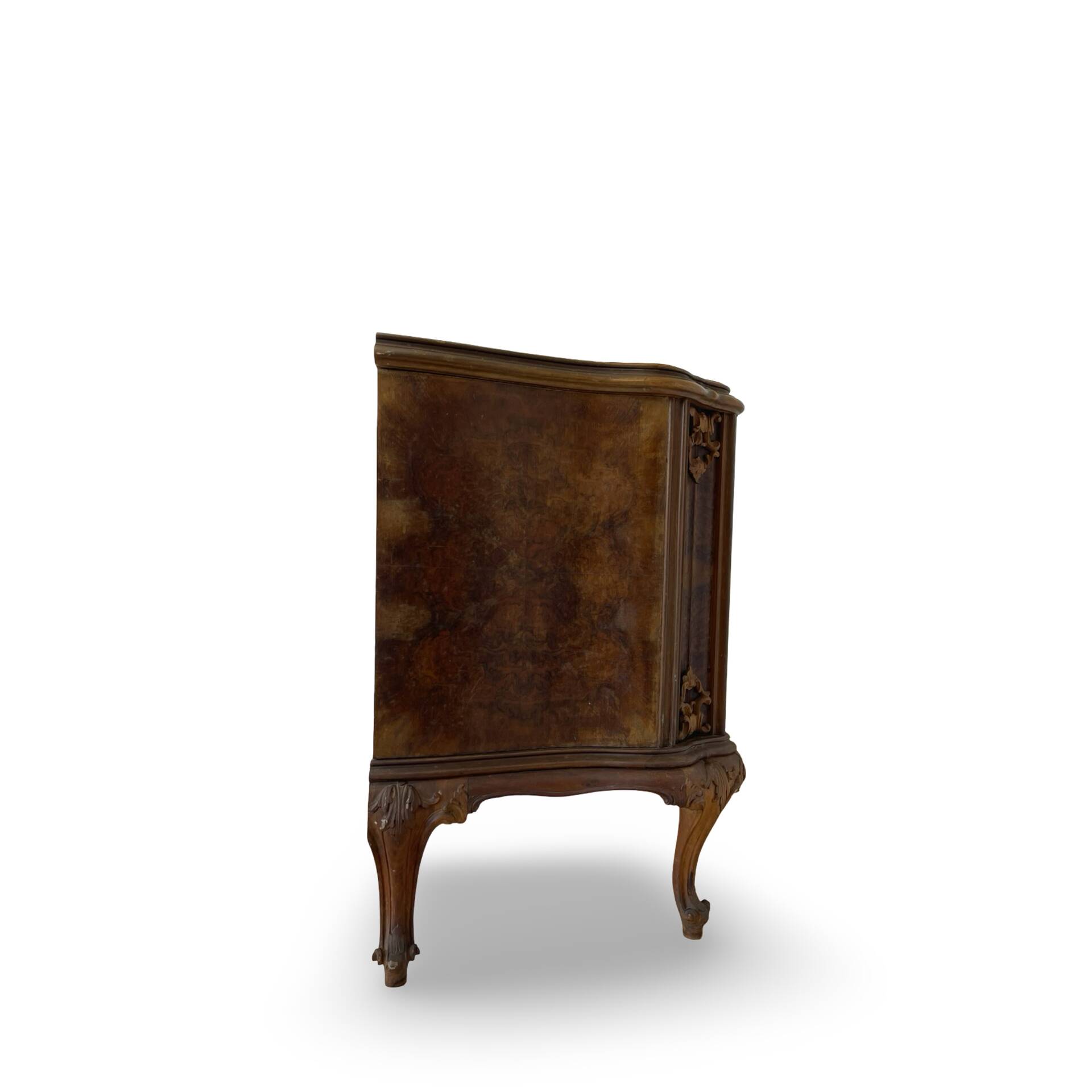 Elegant Italian Louis XV style commode, circa 1940.